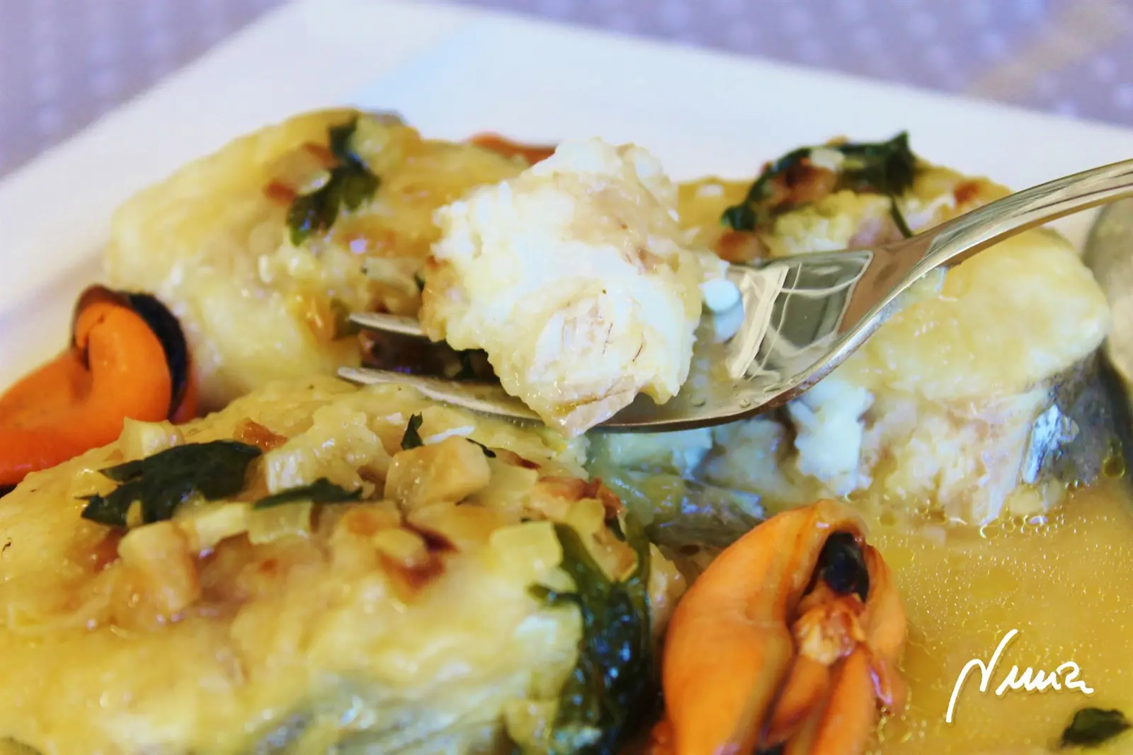 Merluza en salsa con mejillones, paso 12: Añadir los mejillones, con o sin concha, al gusto de cada cual.