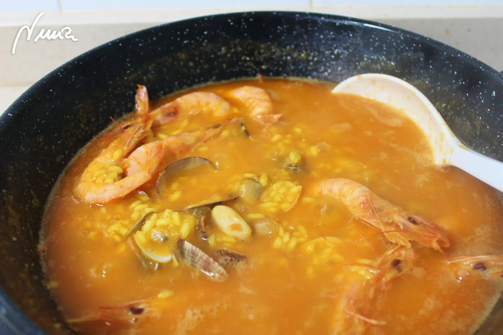 Arroz caldoso con marisco, paso 13: Las almejas y coquinas se habrán abierto.