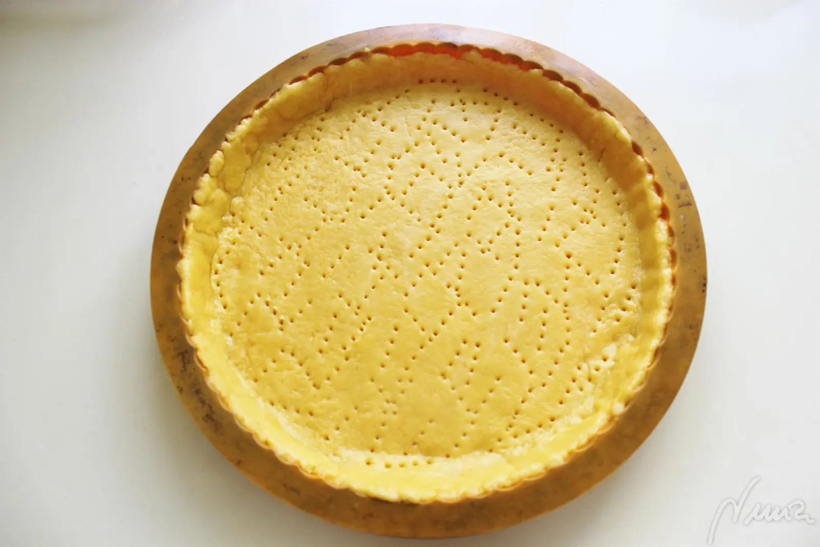 Tarta de cebolla, paso 8: Con un tenedor pinchar la masa por varios sitios: