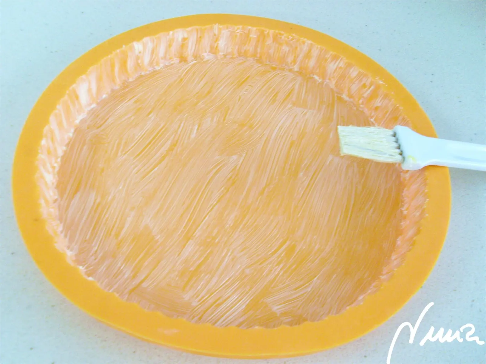Pastel de manzana – paso a paso, paso 11: Untar con margarina la base y laterales del molde: