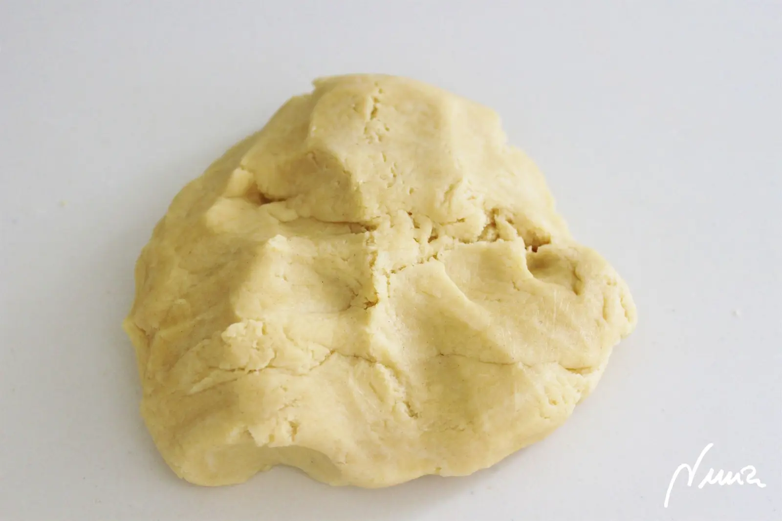 Pastel de manzana – paso a paso, paso 2: Cuando sea más homogénea y manejable, pasar a la mesa y seguir amasando hasta formar una…