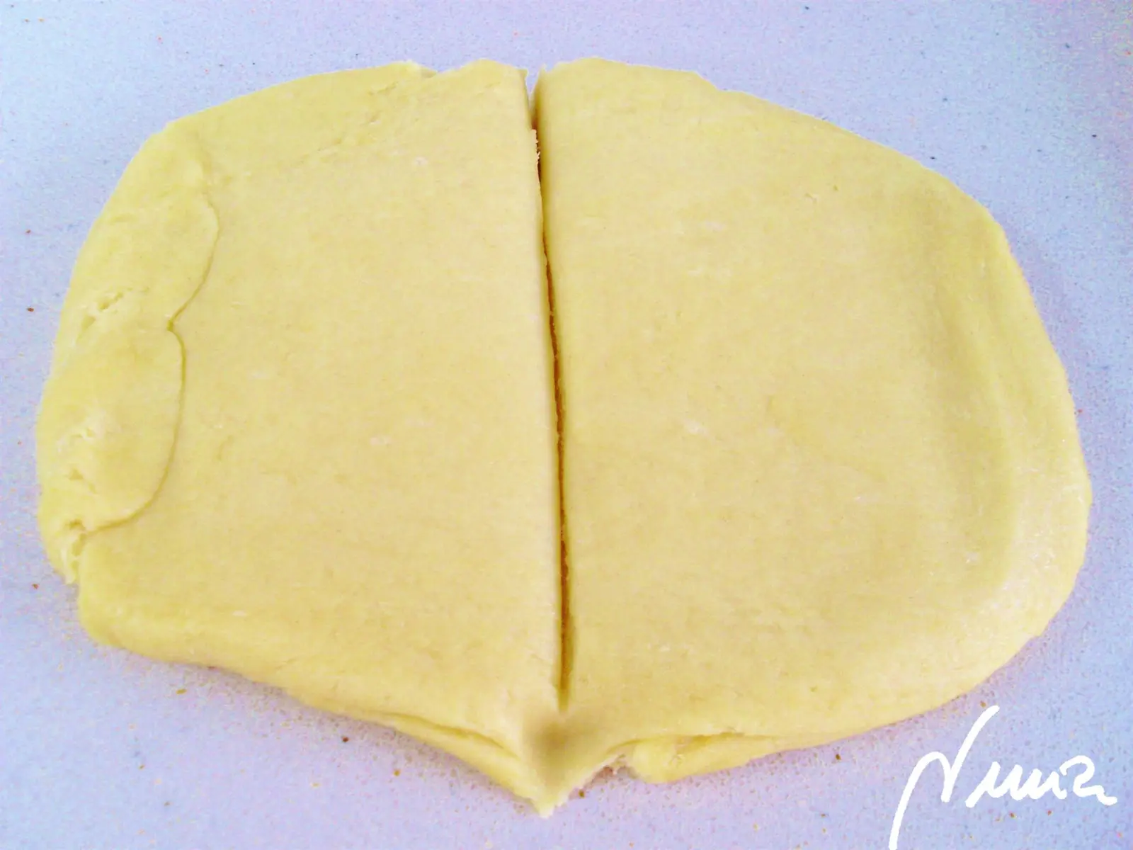 Pastel de manzana – paso a paso, paso 9: Extender la masa con el rodillo y dividirla en 2: