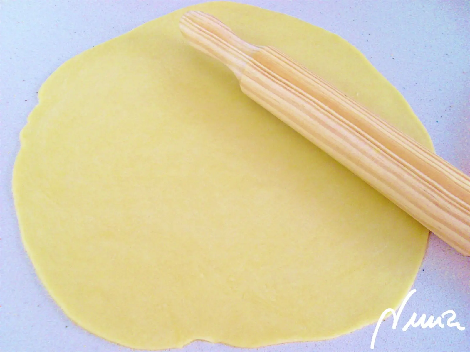 Pastel de manzana – paso a paso, paso 10: Con el rodillo aplanar una porción, dándole forma redondeada del tamaño del molde: