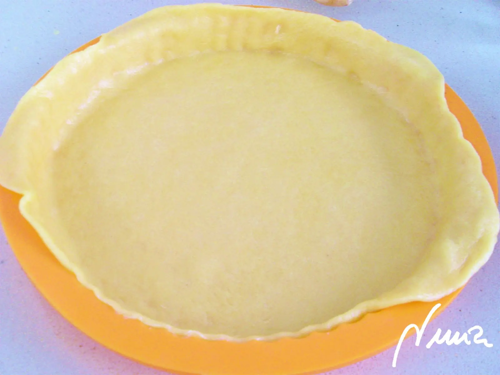 Pastel de manzana – paso a paso, paso 12: Forrar el fondo del molde con la masa, procurando que sobresalga bastante por los bordes…