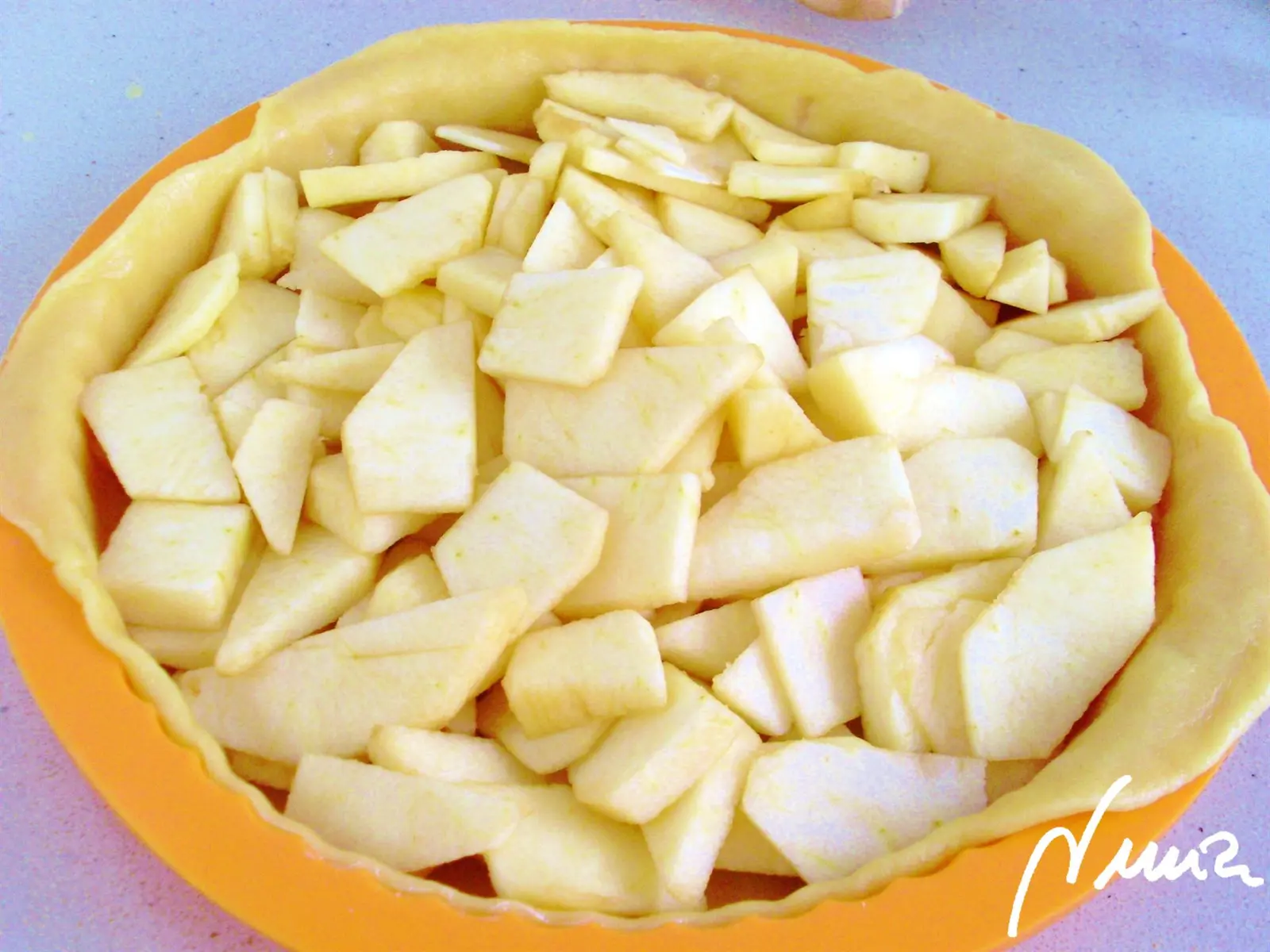 Pastel de manzana – paso a paso, paso 13: Pelar y trocear en lascas las 3 manzanas, también admite 4 si se quiere más relleno el…