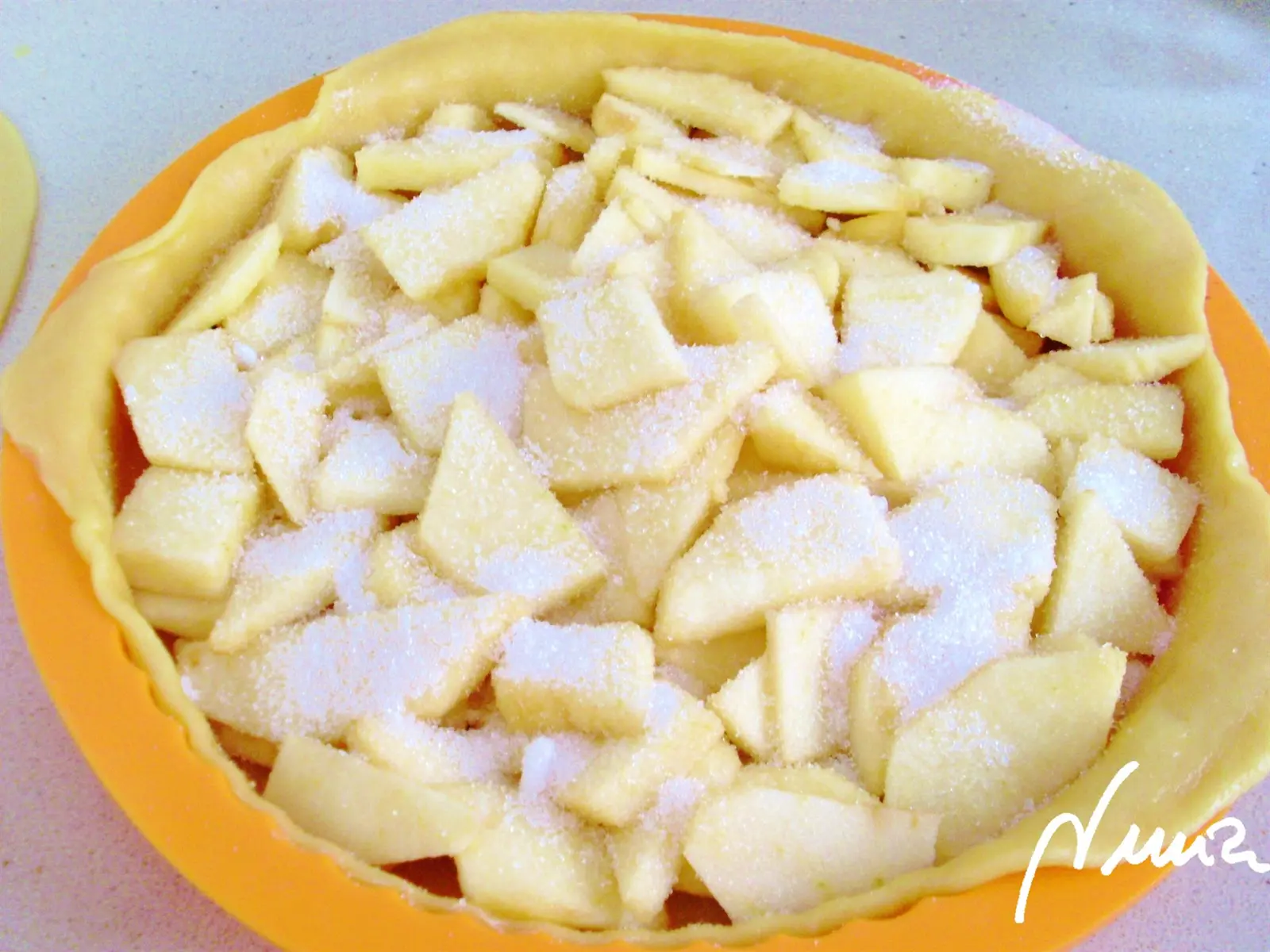 Pastel de manzana – paso a paso, paso 14: Echar por encima las 4 cucharadas colmadas de azúcar, blanco o moreno: