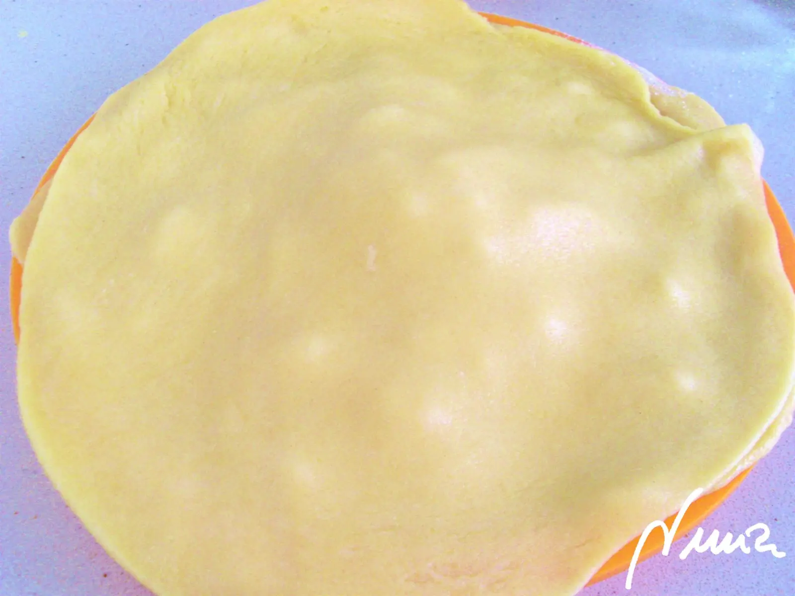 Pastel de manzana – paso a paso, paso 16: Aplanar la otra porción de masa y colocarla encima de las manzanas y cortar la masa que…