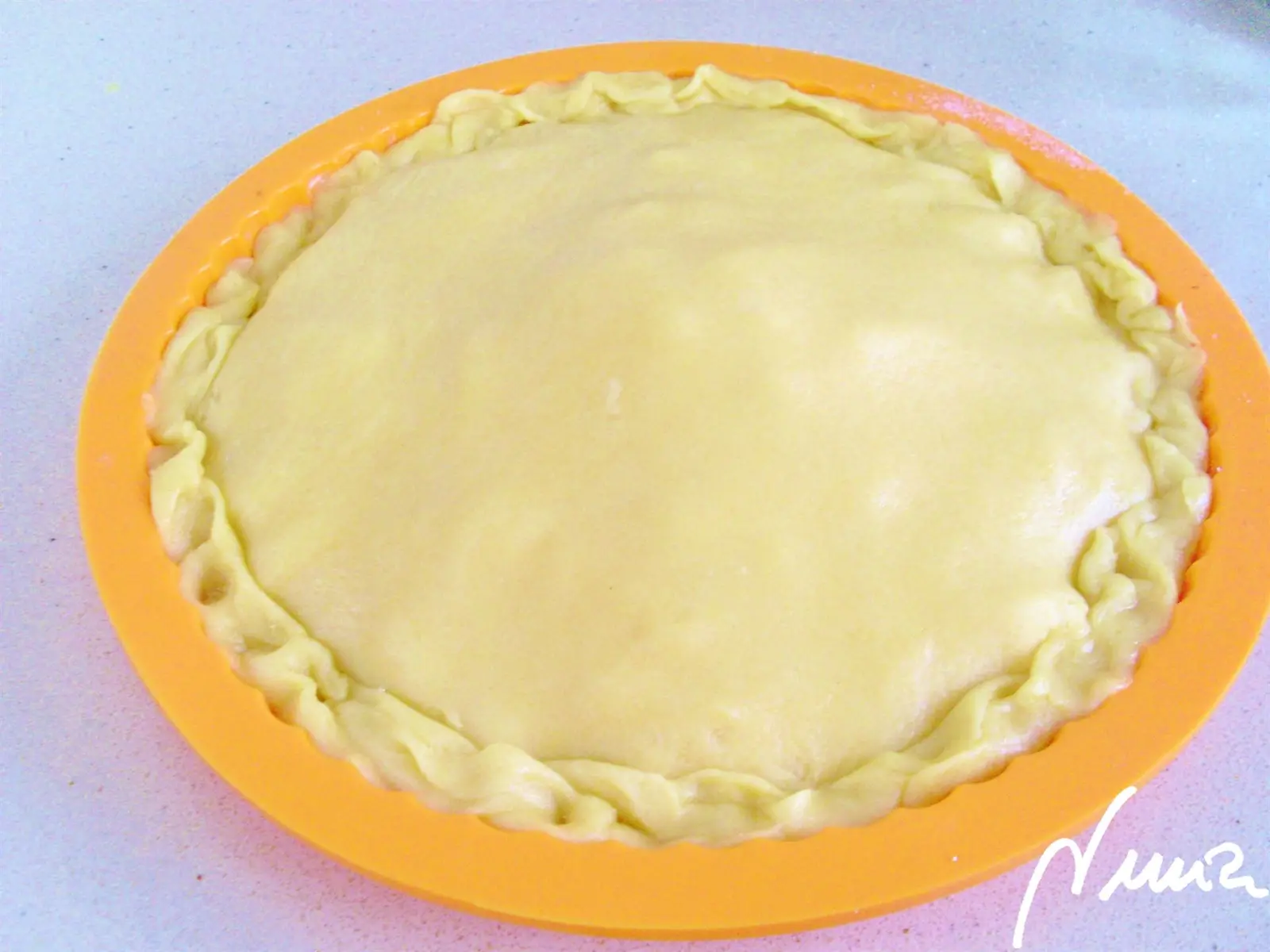 Pastel de manzana – paso a paso, paso 17: Sellar todo el contorno del borde, uniendo bien la masa de abajo con la superior…