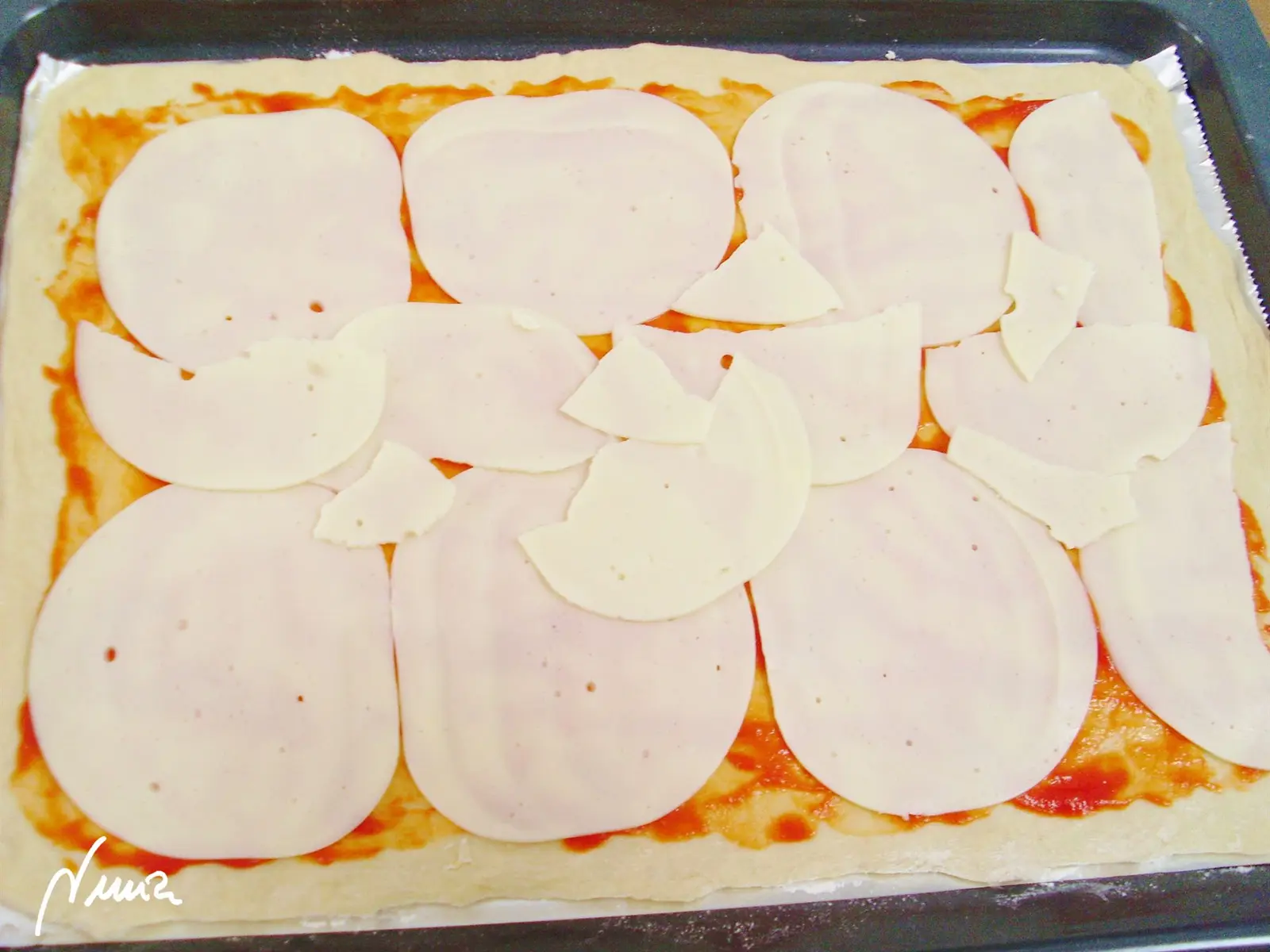 Pizza-champi Andrea, paso 10: Colocar encima las lonchas de mozarella: