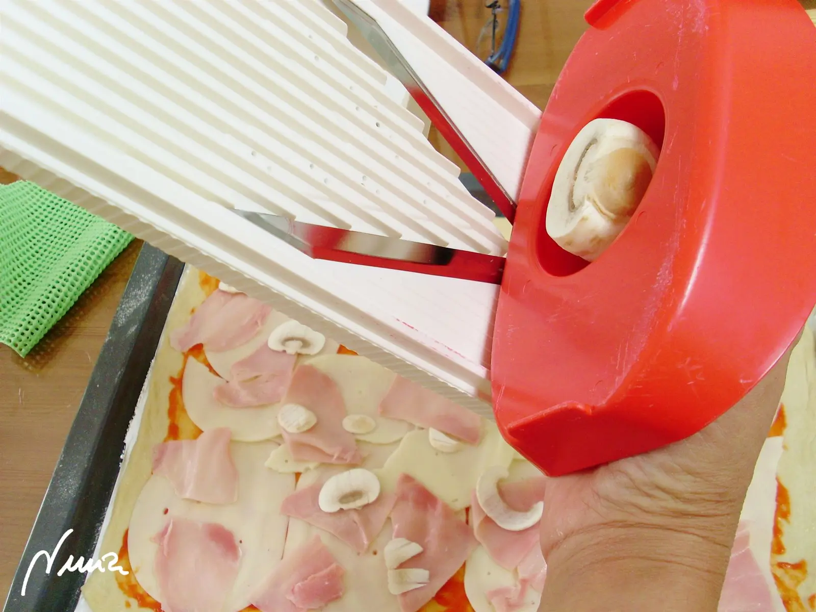 Pizza-champi Andrea, paso 12: Colocar encima los champis laminados.