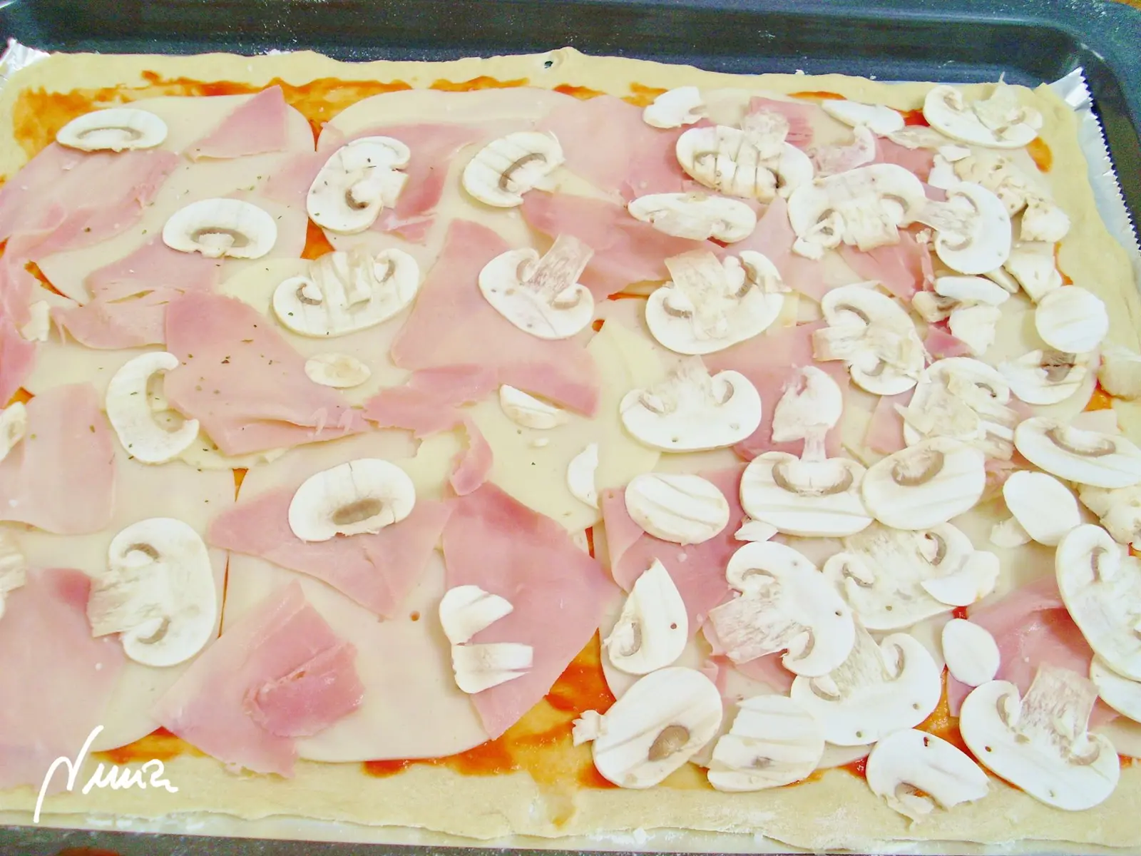Pizza-champi Andrea, paso 12: Colocar encima los champis laminados.