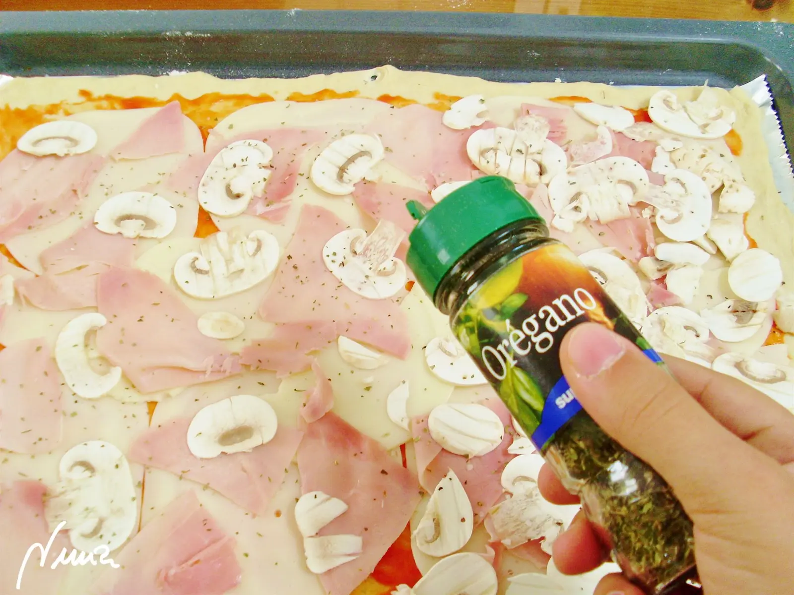 Pizza-champi Andrea, paso 13: Espolvorear toda la superficie con orégano: