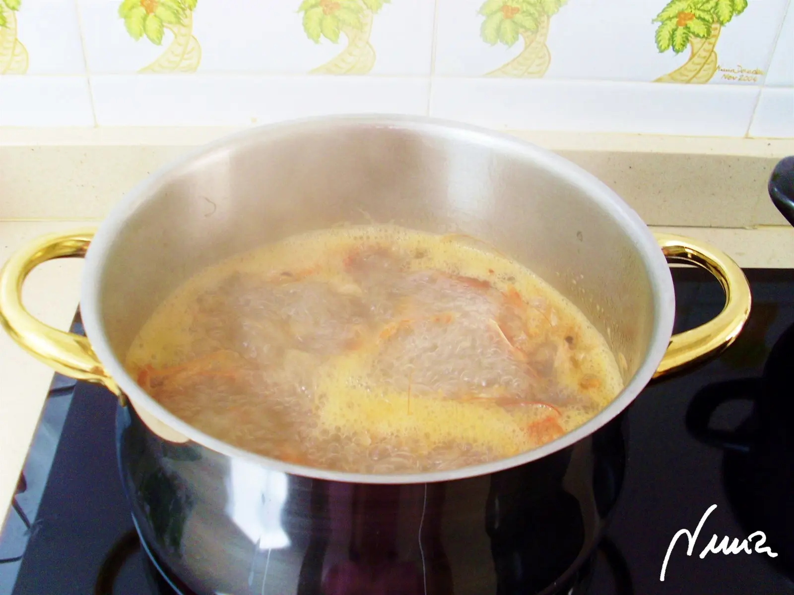 Paella de marisco, paso 12: Echar estas cáscaras junto a su aceite en la cacerola del caldo de los mejillones y…