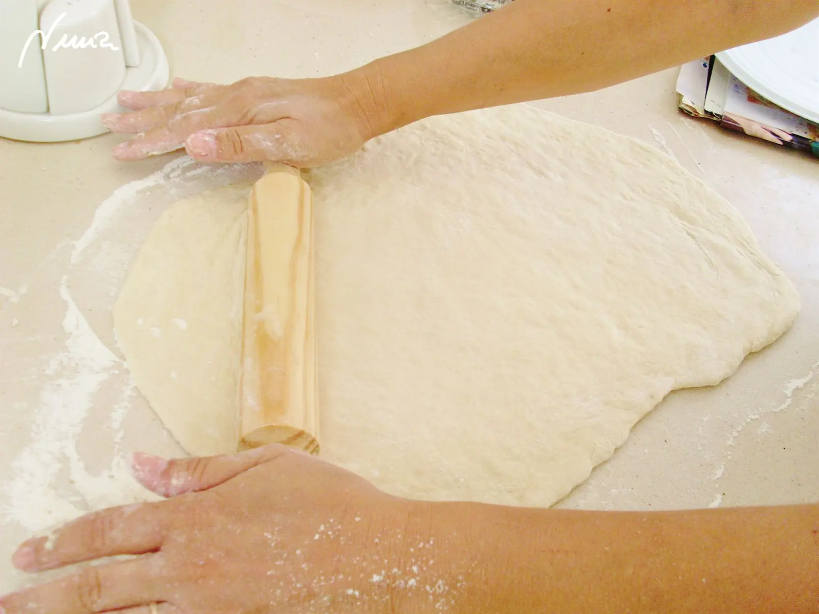 Pizza-champi Andrea, paso 4: Colocar la masa sobre la mesa enharinada y extenderla bien con un rodillo, que quede muy…