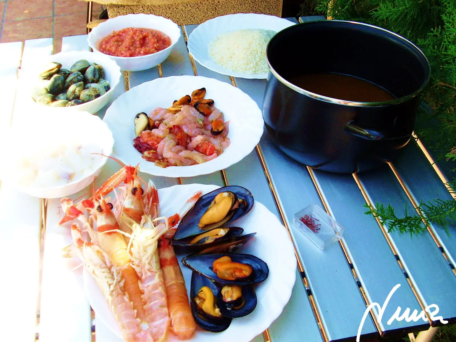 Paella de marisco, paso 14: Medir un poco más del doble de caldo que de arroz, 1 litro aproximadamente, para los 300…