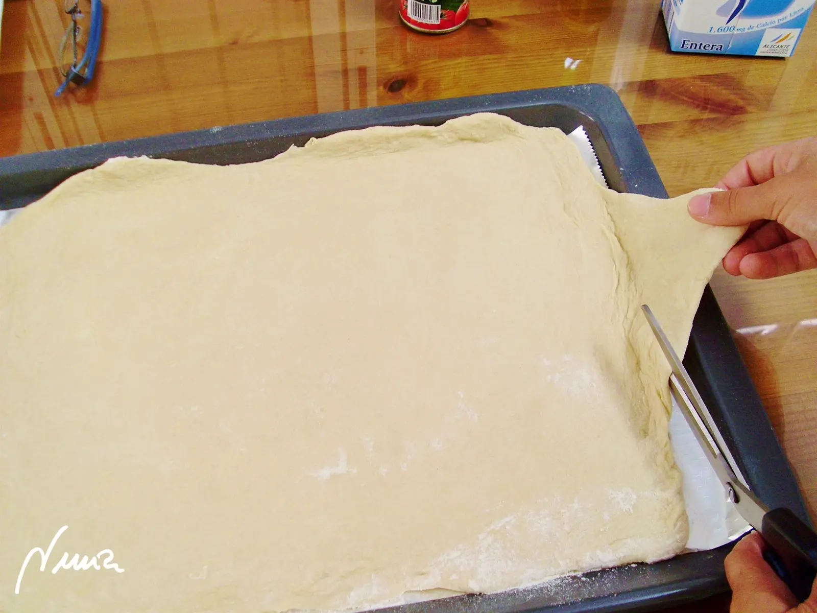 Pizza-champi Andrea, paso 6: Colocar la masa aplanada sobre el aluminio, recortando los bordes que sobren: