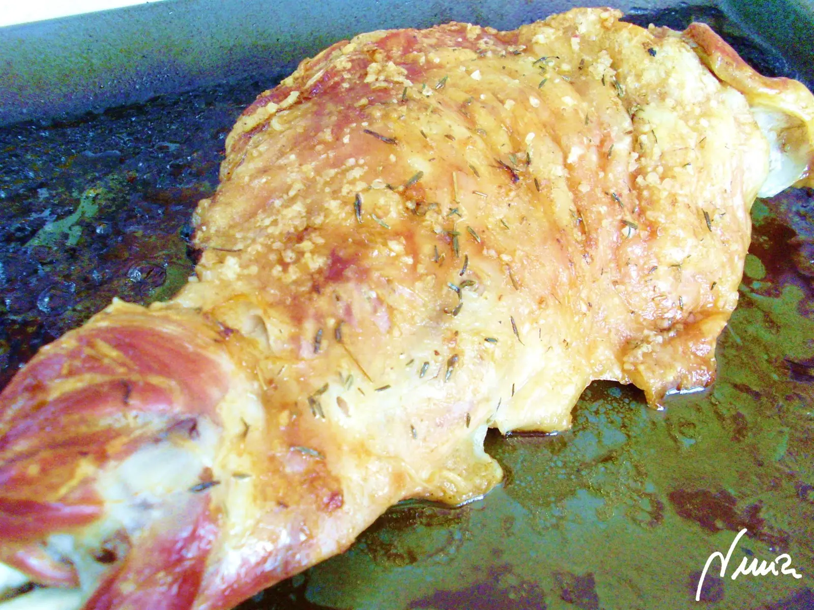 Paletilla de cordero lechal al horno, paso 10: Se puede dorar la superficie poniendo el gratinador unos minutos, vigilando…