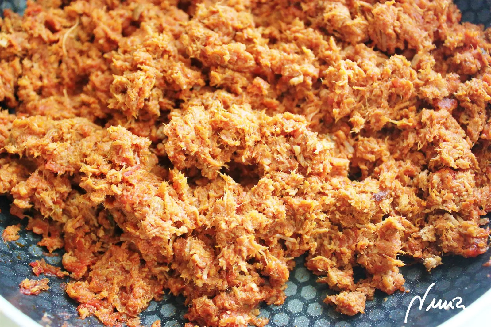 Lasaña de carne guisada, paso 3: Añadir a la sartén el resto de tomate frito restante y darle un par de vueltas y apagar…