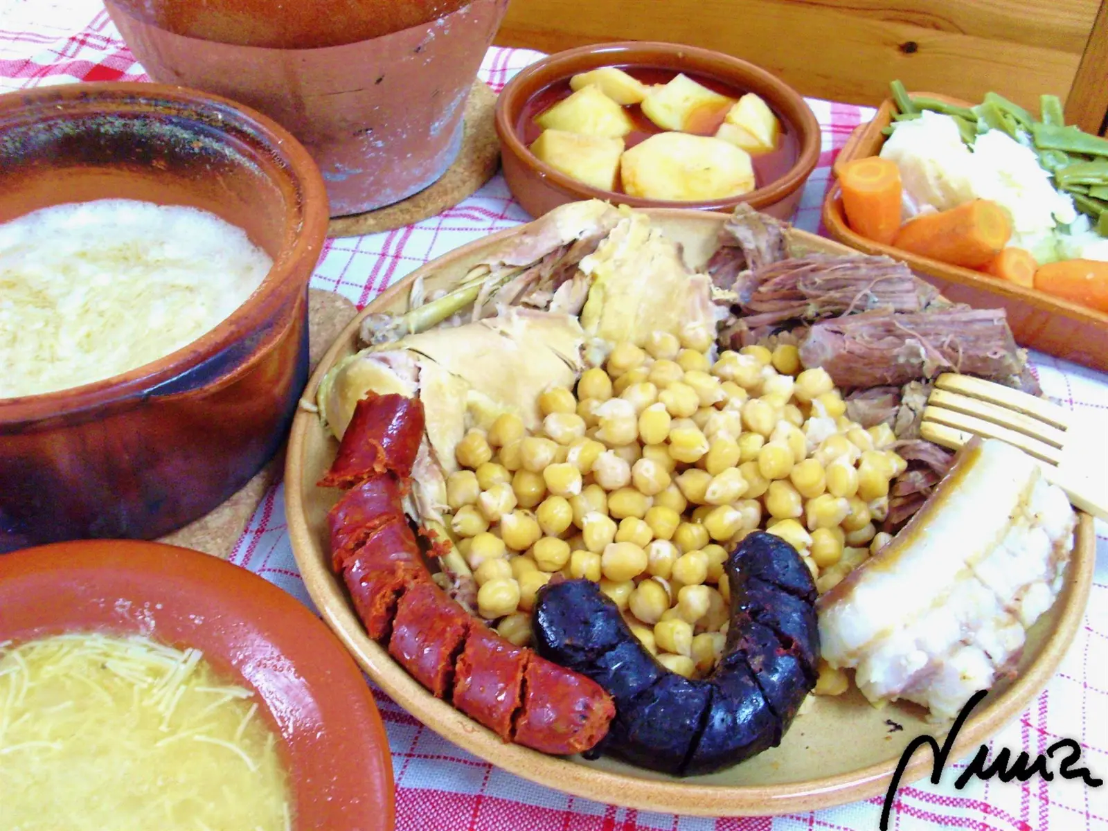 Cocido de leña, paso 14: - En la cacerola ancha: la sopa de fideos.