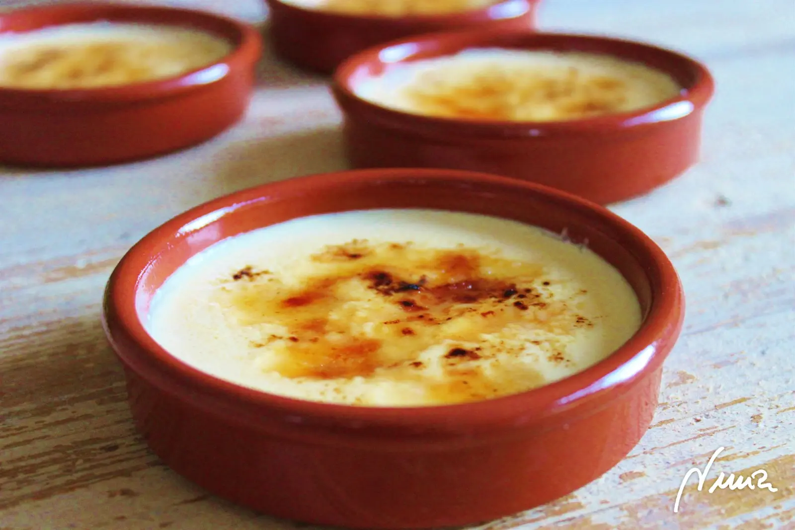 Crema catalana, paso 14: En una lámina de aluminio untado con mantequilla formar 4 círculos de azúcar a la medida…