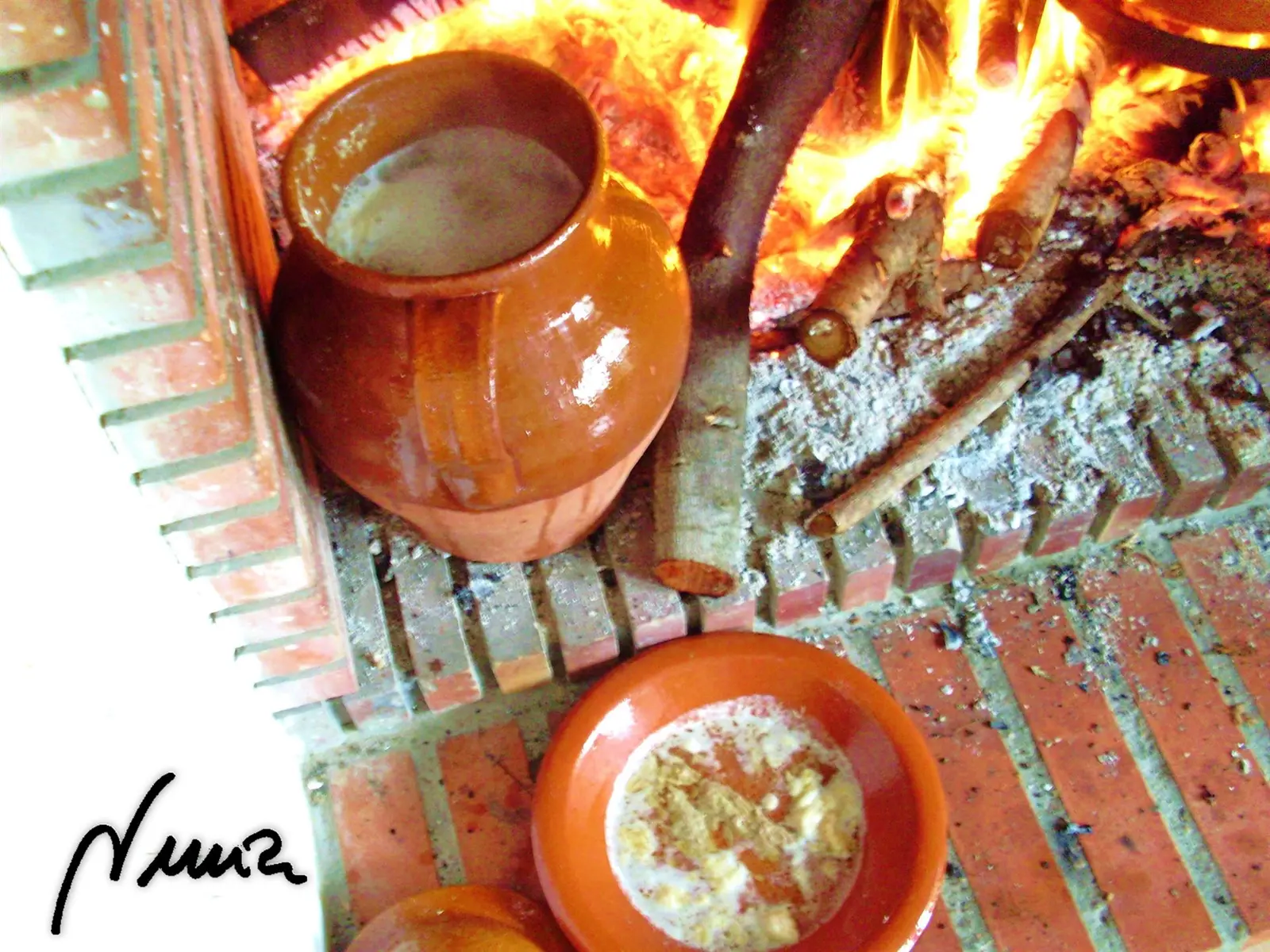 Cocido de leña, paso 1: 1- En la orza alta echar la falda de ternera, el pollo, tocino y las costillas saladas.