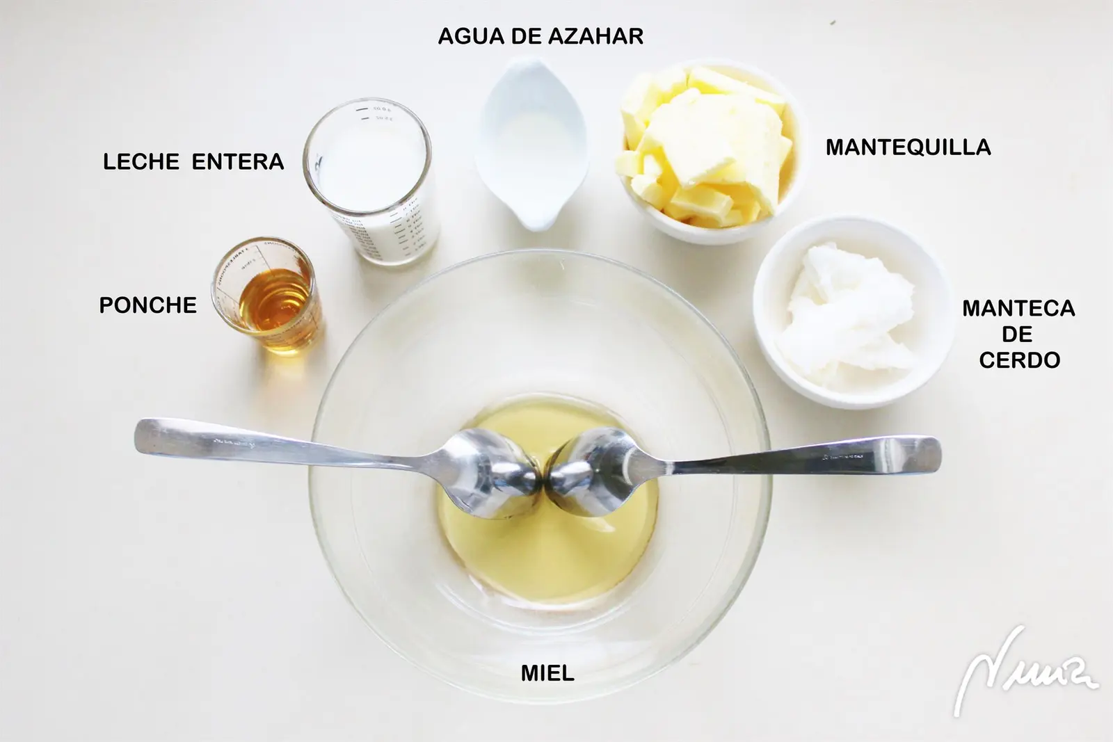 Roscón de Reyes, paso 10: En un cuenco poner la cucharada sopera de agua de azahar.