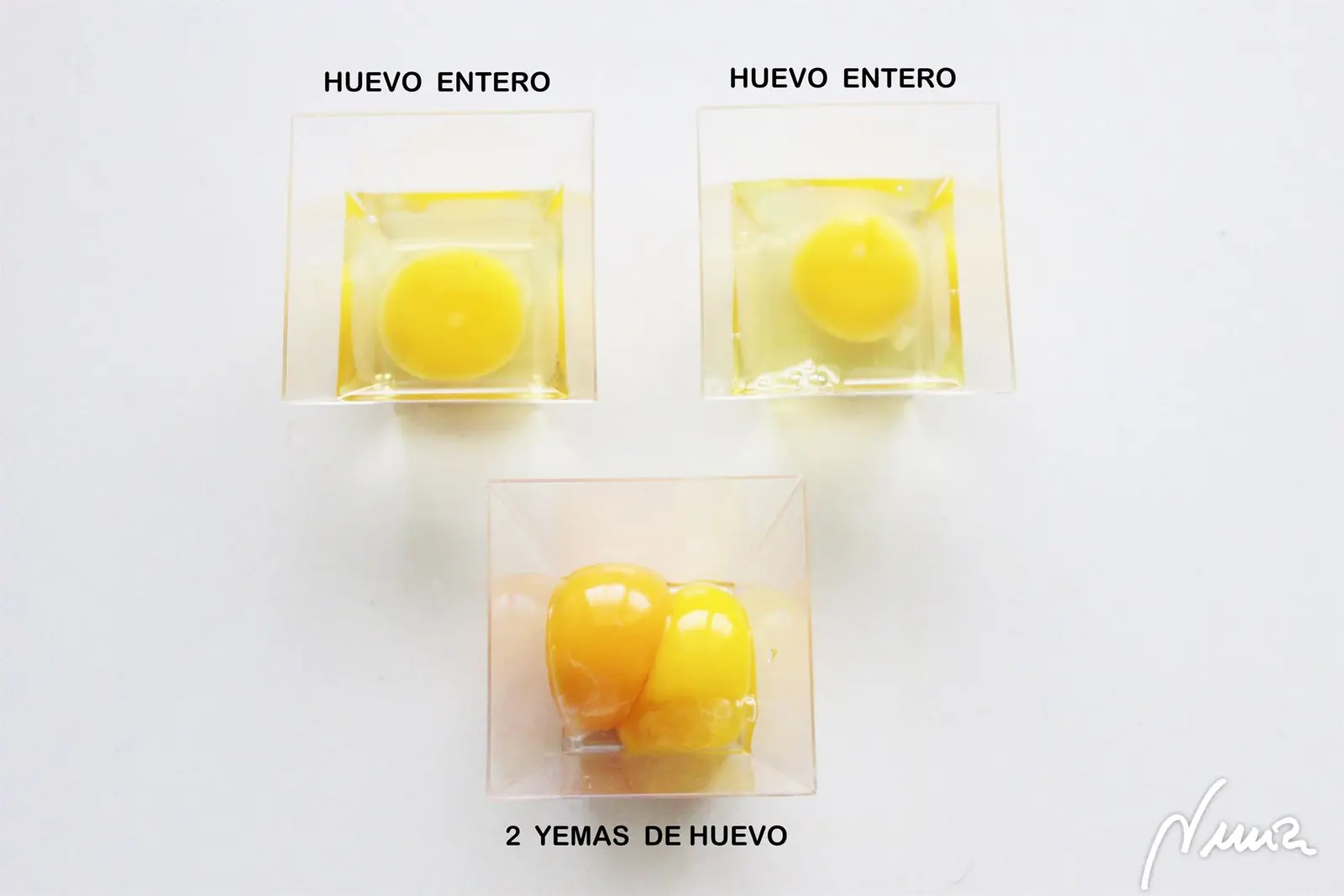Roscón de Reyes, paso 12: Cascar los 2 huevos: cada uno en un cuenco diferente.