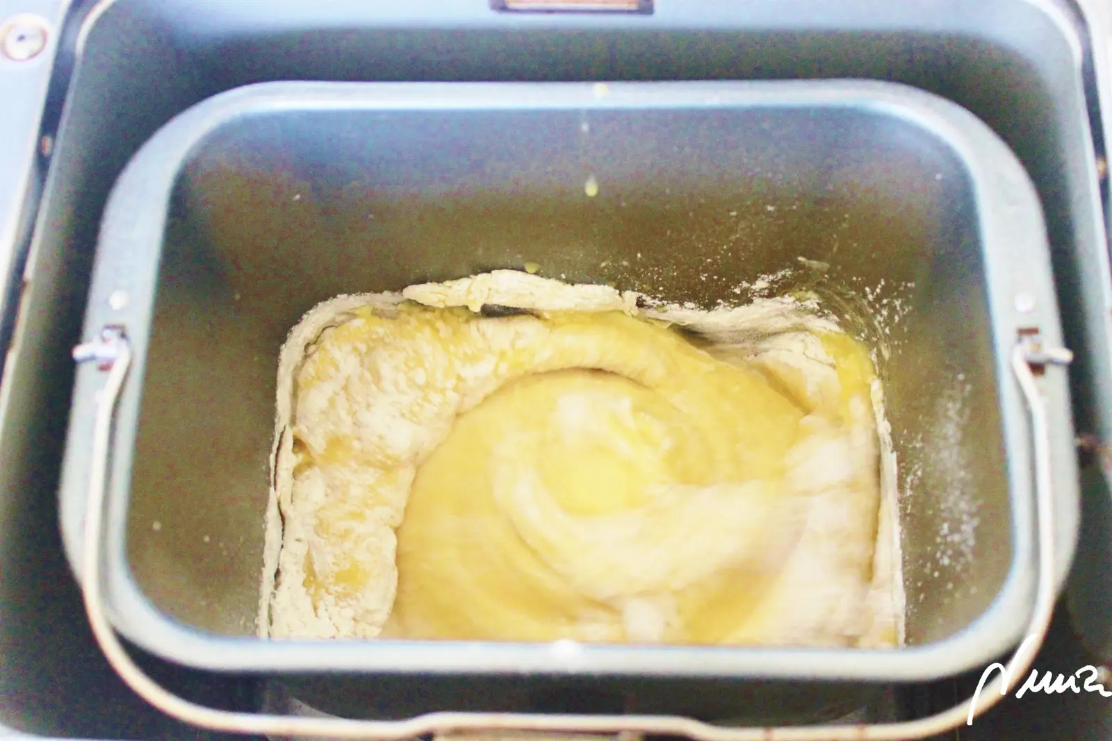 Roscón de Reyes, paso 14: 14- Añadir los 510 gramos de harina de fuerza A POQUITOS, en 5 o 6 veces, esperar unos…
