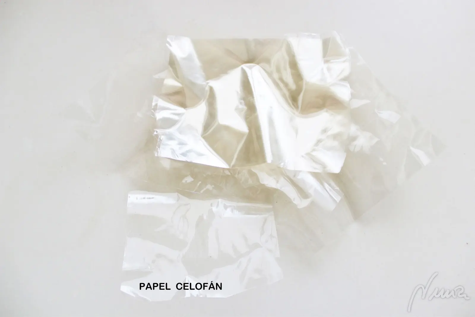 Roscón de Reyes, paso 27: Envolver bien las figuritas con papel celofán apto para horno: