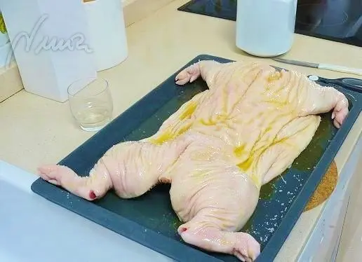 Cochinillo al horno, paso 9: Echar el vasito mitad brandy mitad agua, sobre la bandeja del horno, NO sobre el…
