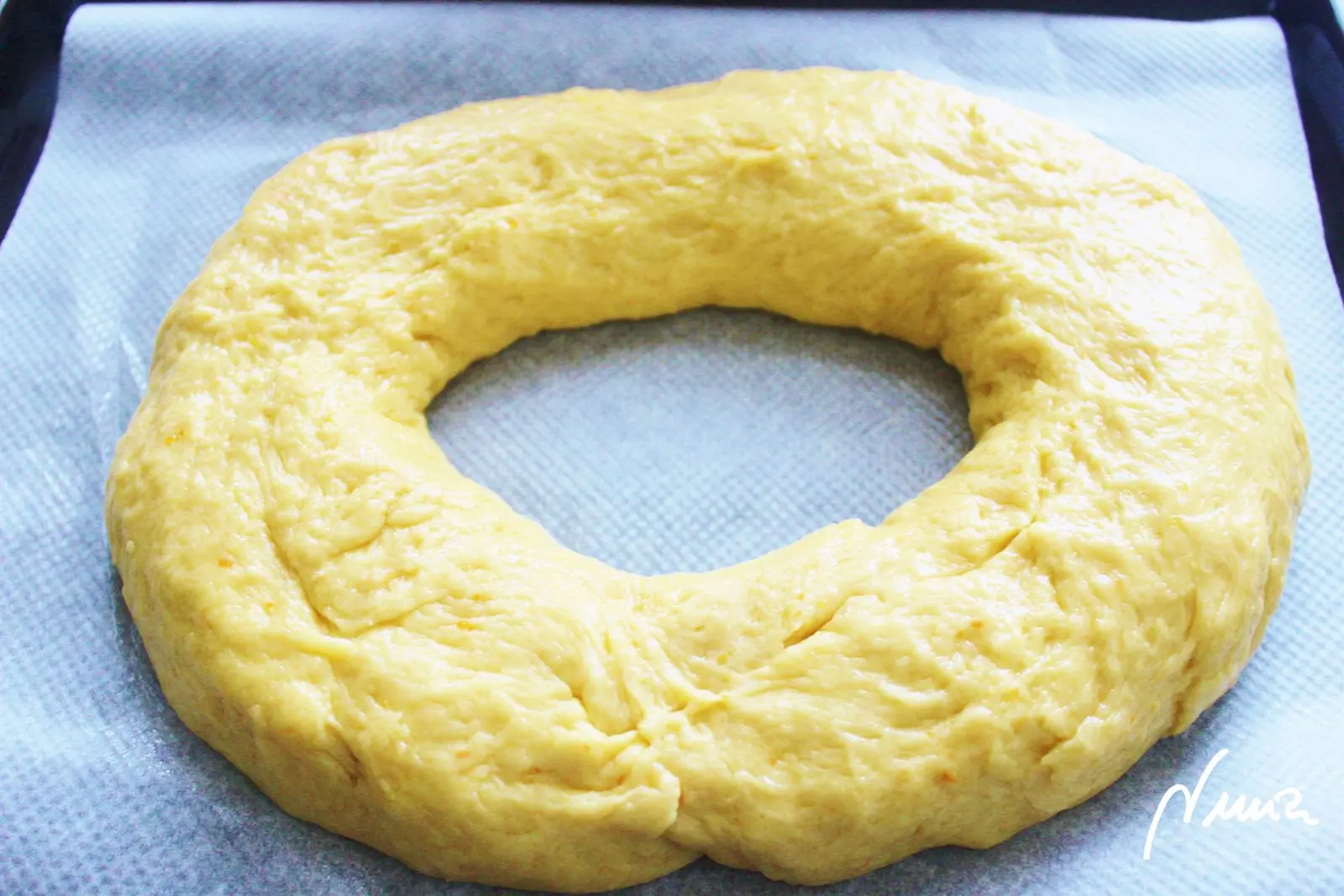 Roscón de Reyes, paso 32: 32- Pasar la masa a la bandeja del horno, sobre el papel vegetal: