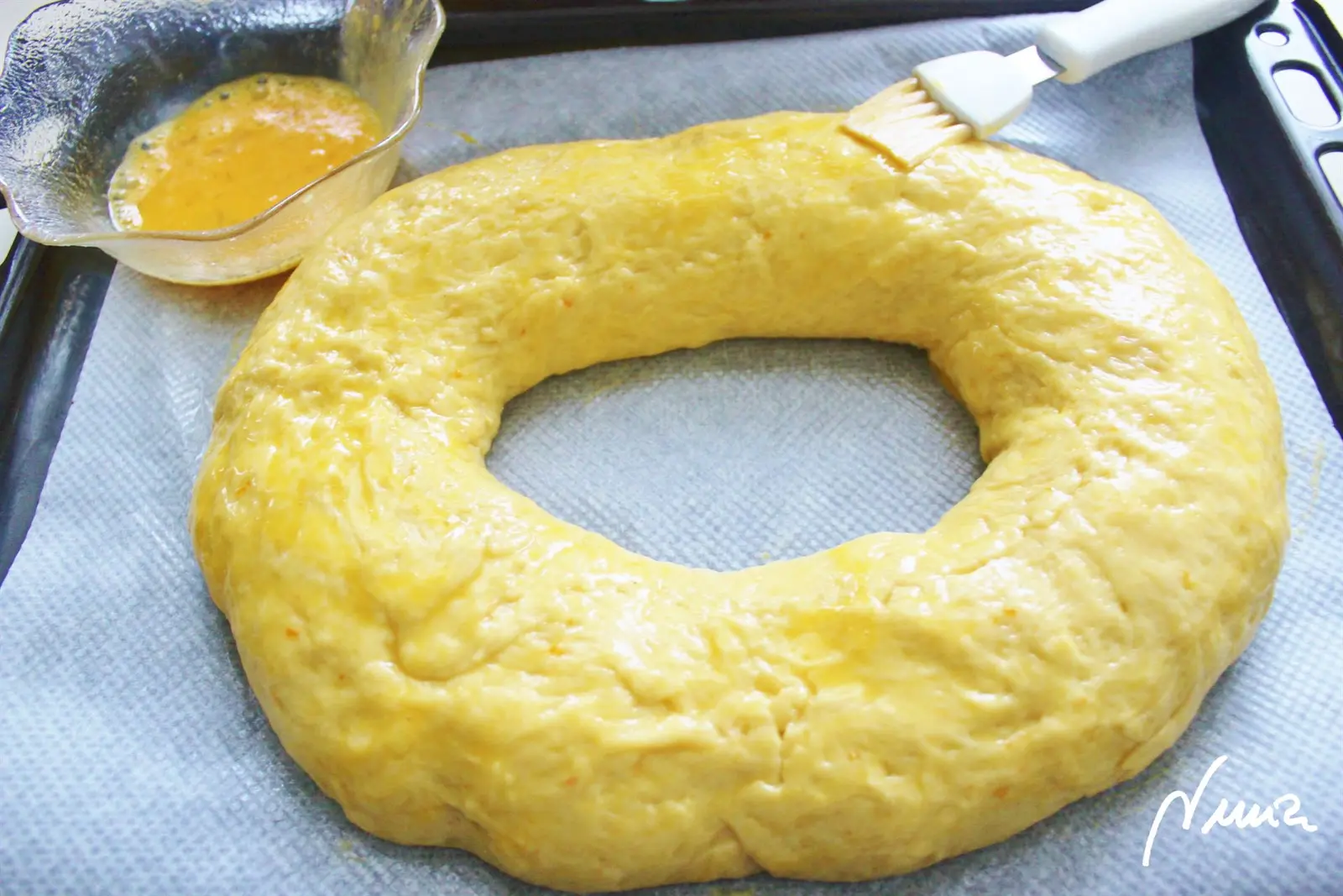 Roscón de Reyes, paso 34: 34- Con una brocha de cocina pincelar con el huevo entero batido toda la superficie de…