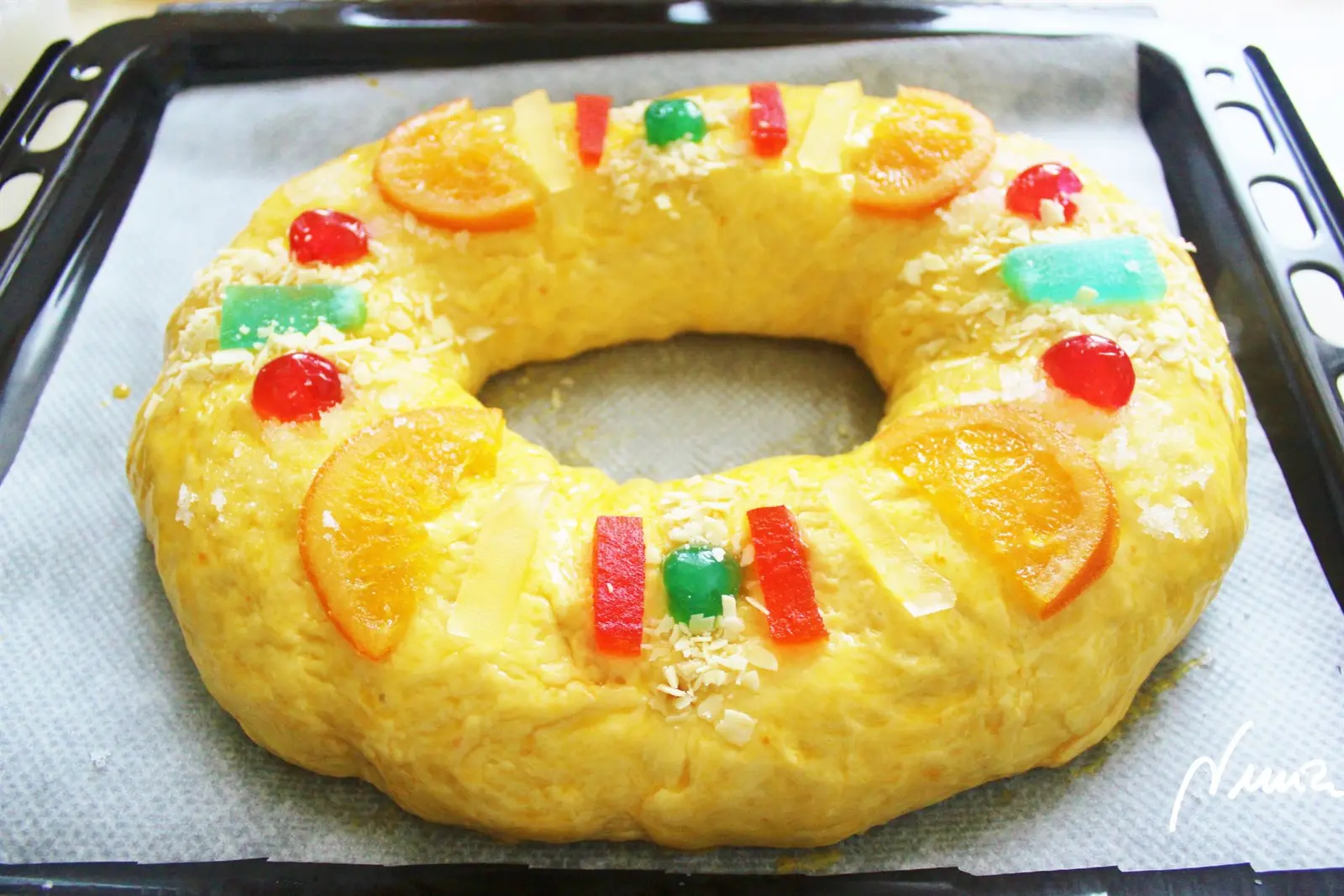 Roscón de Reyes, paso 45: Poner a poquitos el azúcar humedecido en los espacios vacíos.