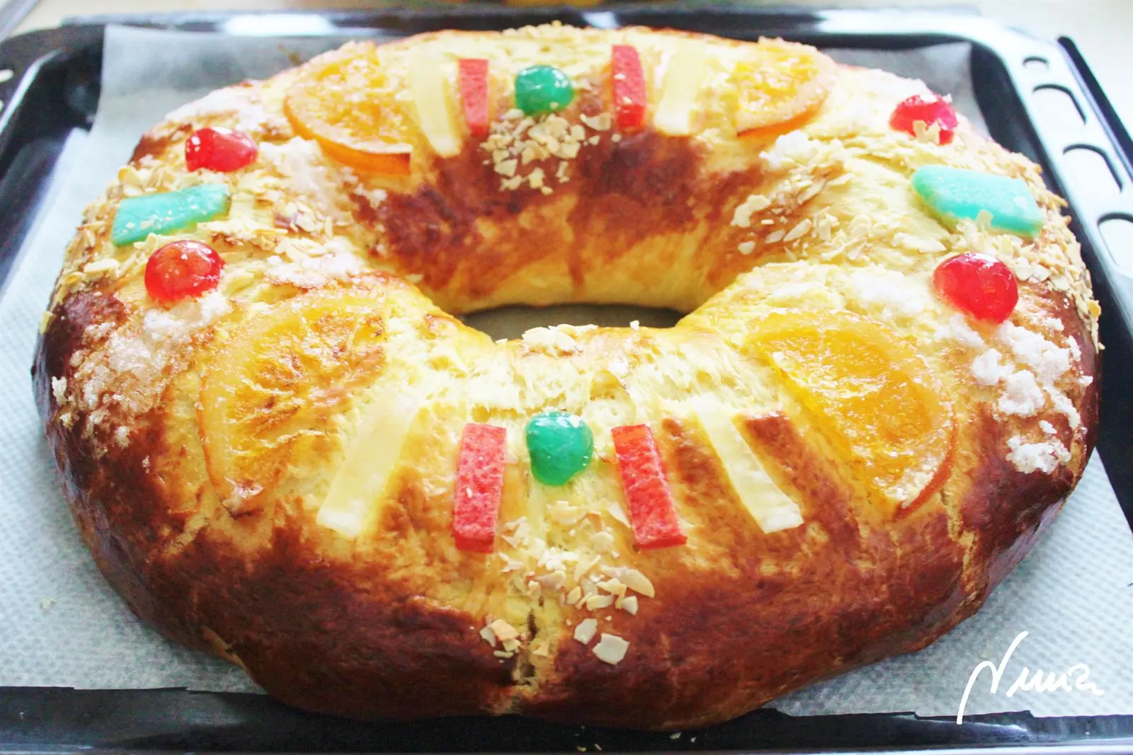 Roscón de Reyes, paso 49: 49- Sacar la bandeja del horno y esperar a que enfríe un poco:
