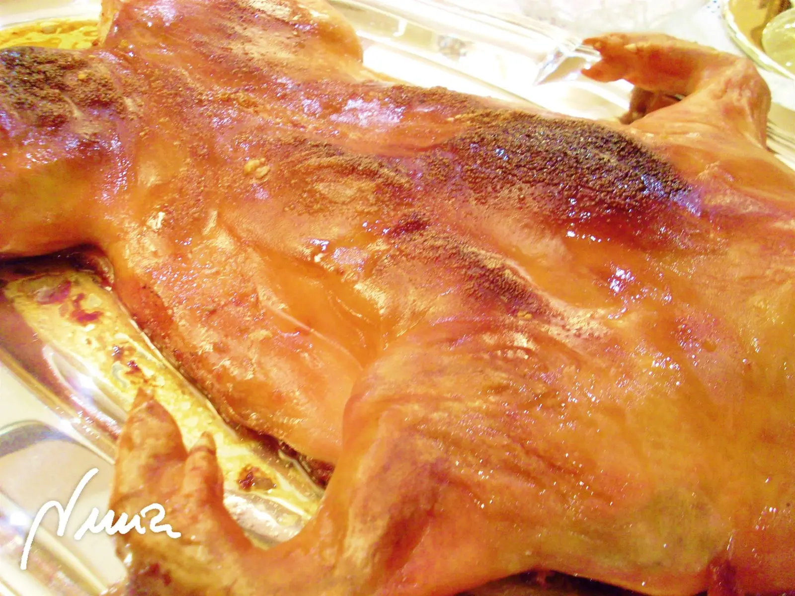 Cochinillo al horno, paso 11: Un cochinillo que pese 4,000 kilos, hay que hornearlo aproximadamente unas 2 horas.