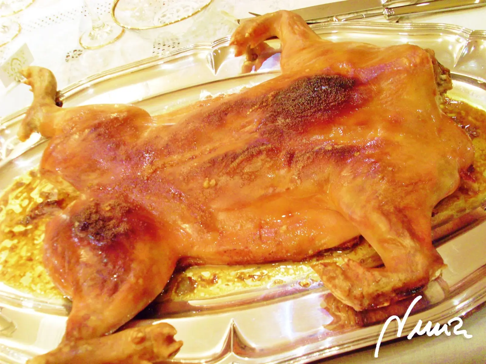 Cochinillo al horno, paso 11: Un cochinillo que pese 4,000 kilos, hay que hornearlo aproximadamente unas 2 horas.