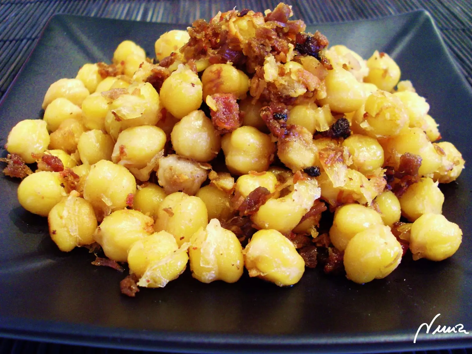 Ropa vieja, paso 4: Echar los garbanzos y las carnes picadas, rehogar removiendo constantemente, que se…