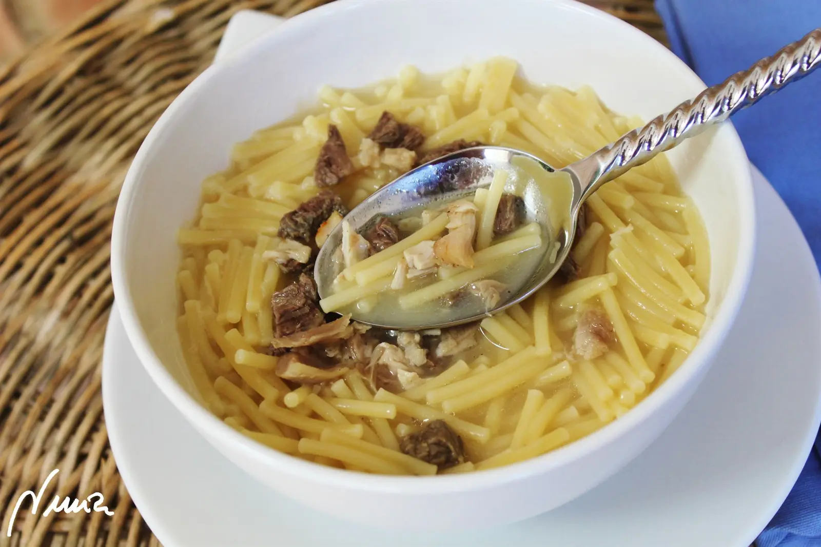 Sopa de cocido con picadillo, paso 3: Si se quiere se pueden añadir unos garbanzos del cocido.