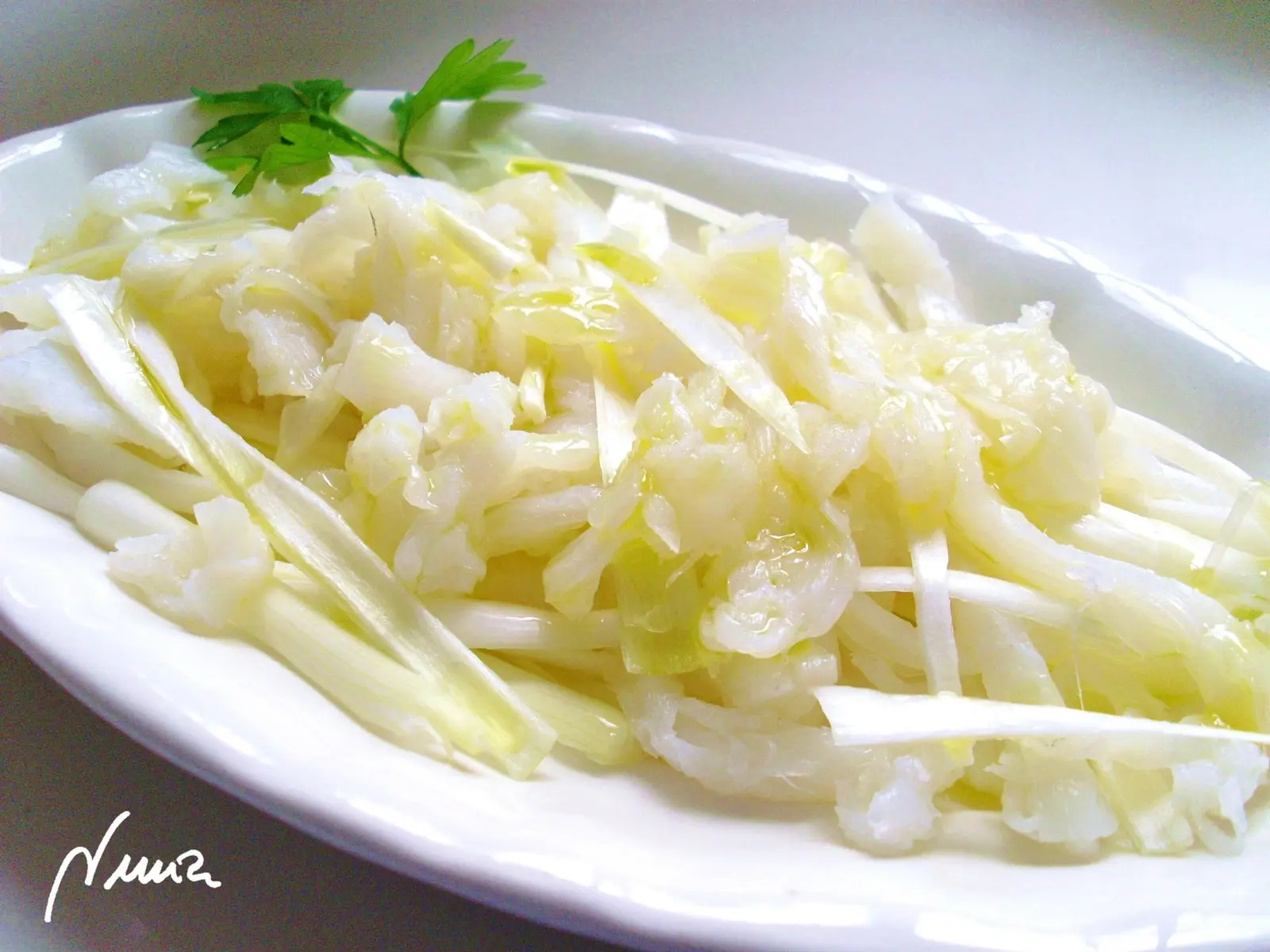 Bacalao aliñado, paso 3: Remover la cebolleta con el bacalao y aliñar con aceite de oliva al gusto.