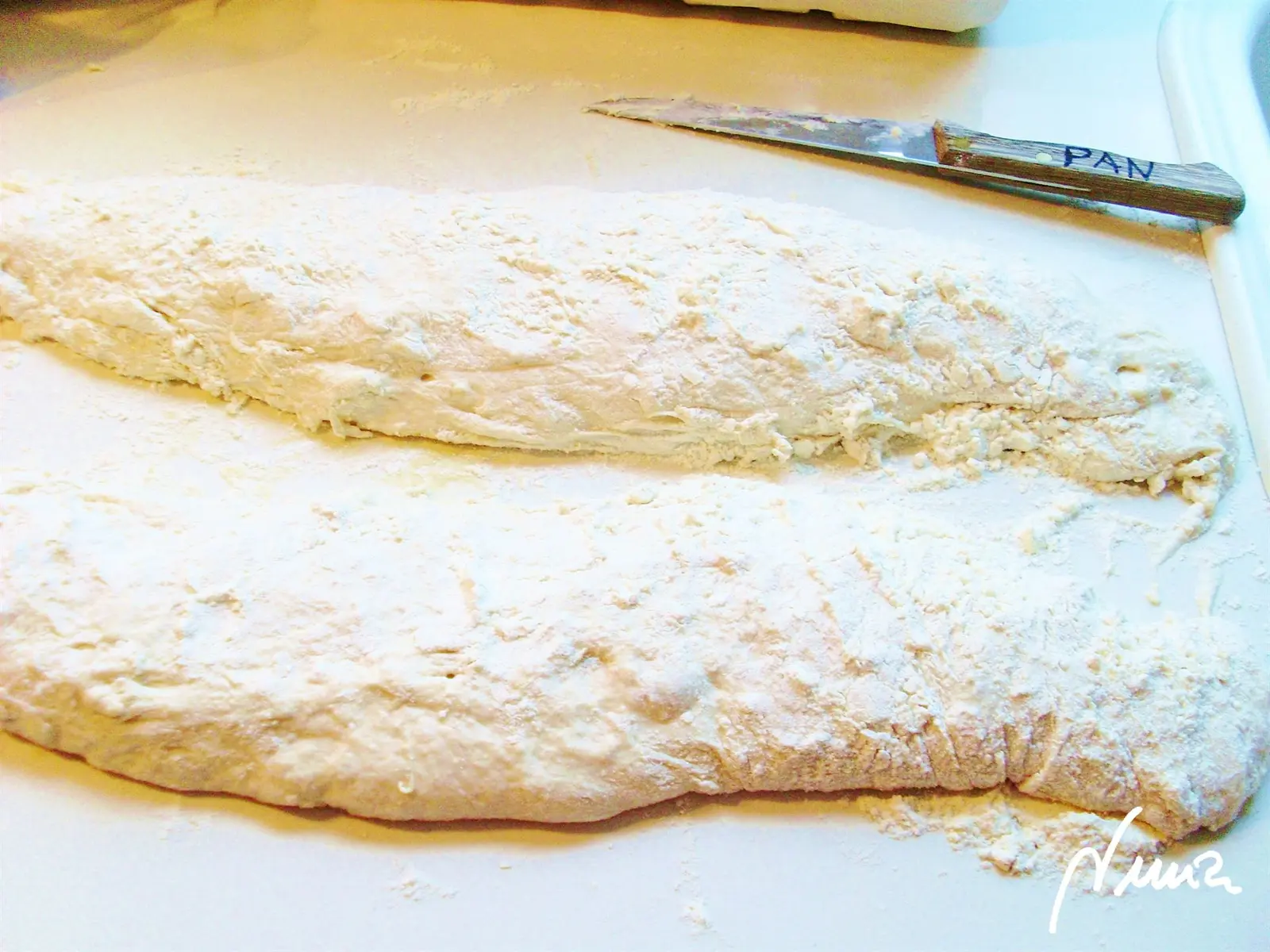 Pan a l'ancienne, paso 8: Con un cuchillo bien afilado cortar longitudinalmente la masa en dos tratando de hacer…