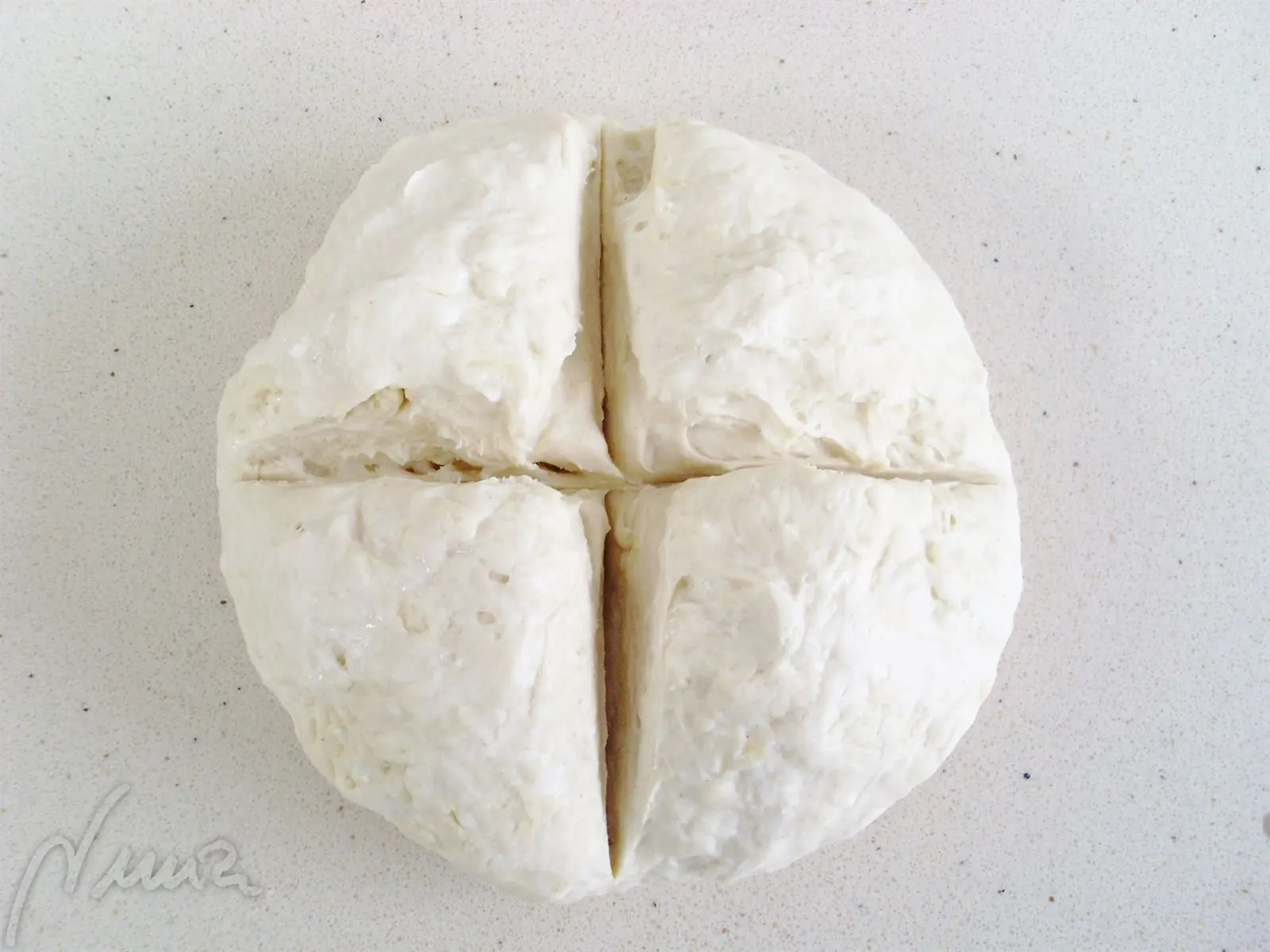 Masa de hojaldre, paso 4: 4. Sacar la masa de la nevera y extenderla con el rodillo en forma de cruz.