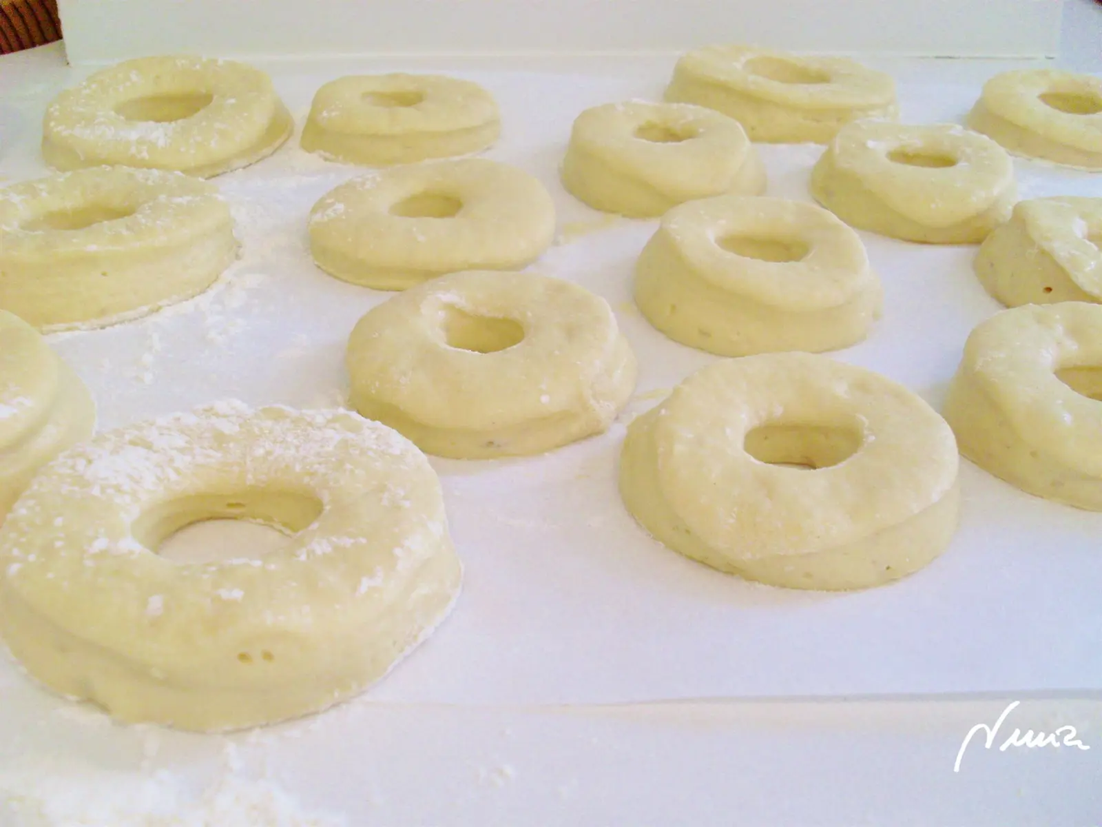 Donutts, paso 4: Huevos batidos.