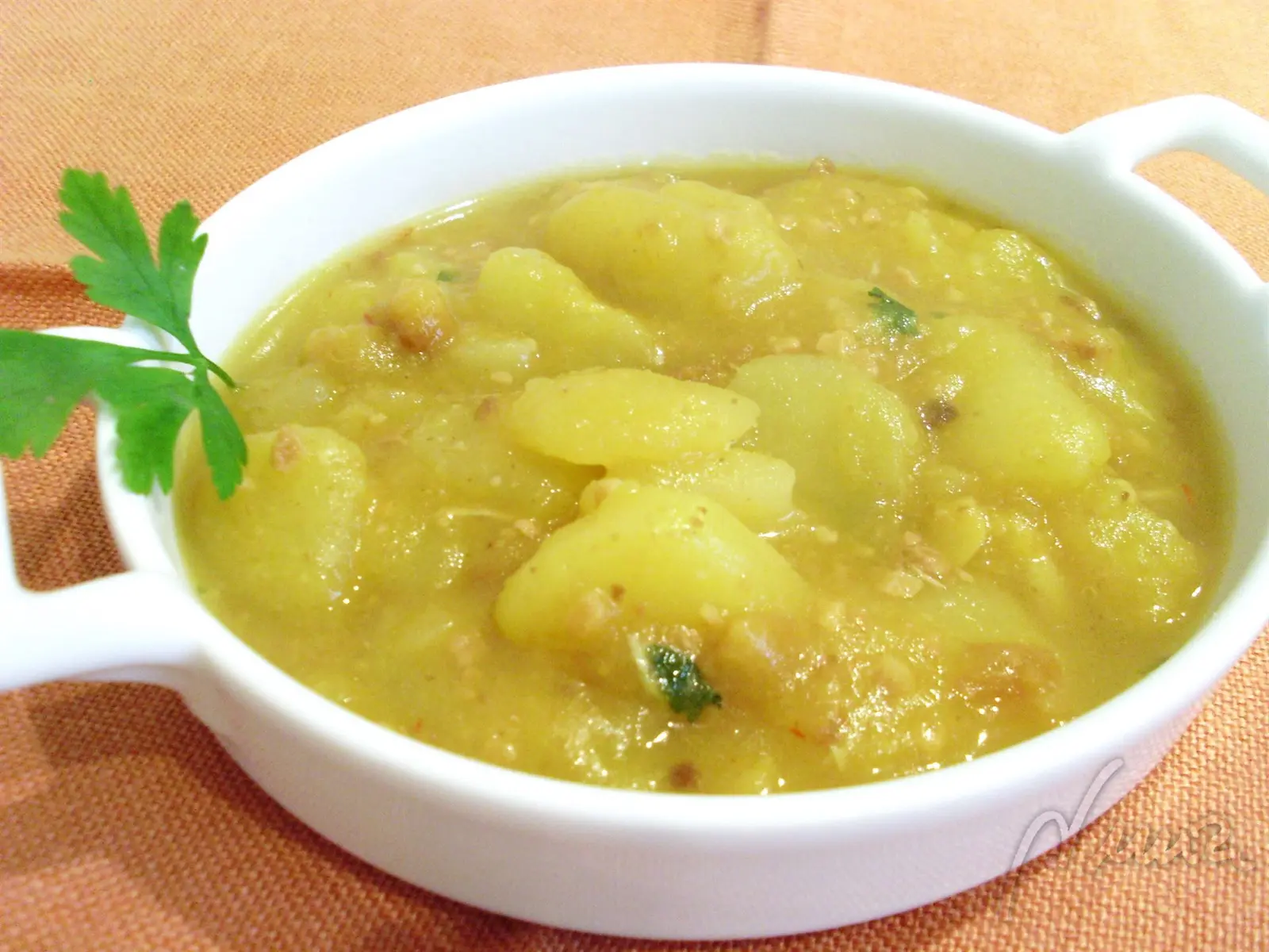 Patatas a la andaluza, elaboración: Sala y deja cocer tapado unos treinta minutos.