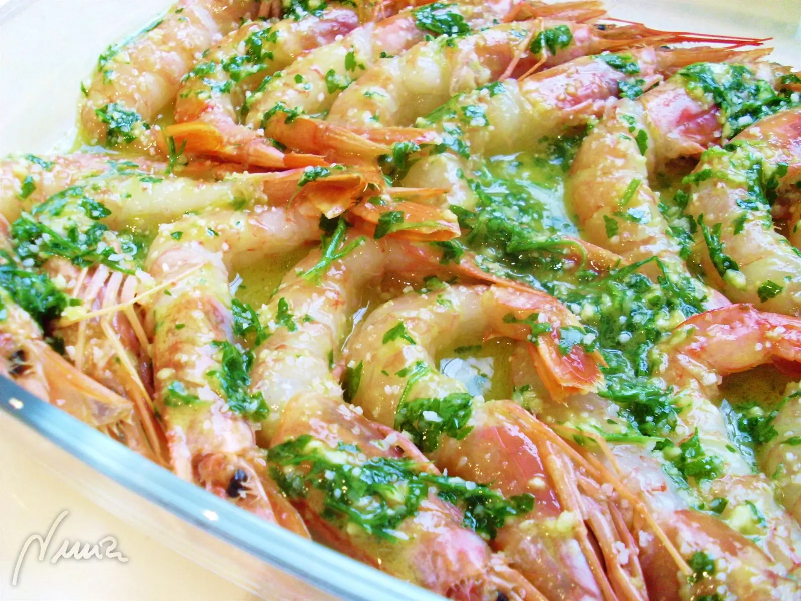 Langostinos al horno, paso 4: Mezclar la picada con un chorro de aceite de oliva y un buen chorro de brandy.