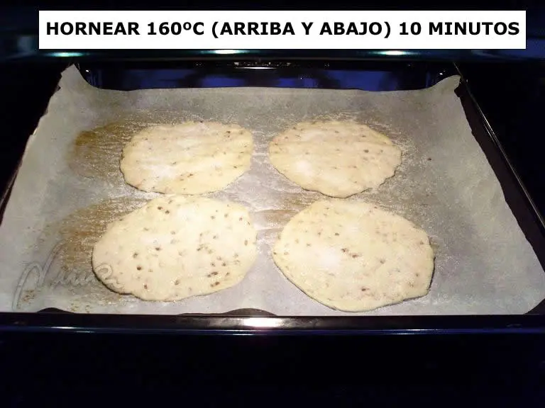 Tortas de aceite, paso 13: desmigar la levadura fresca por encima de la harina.