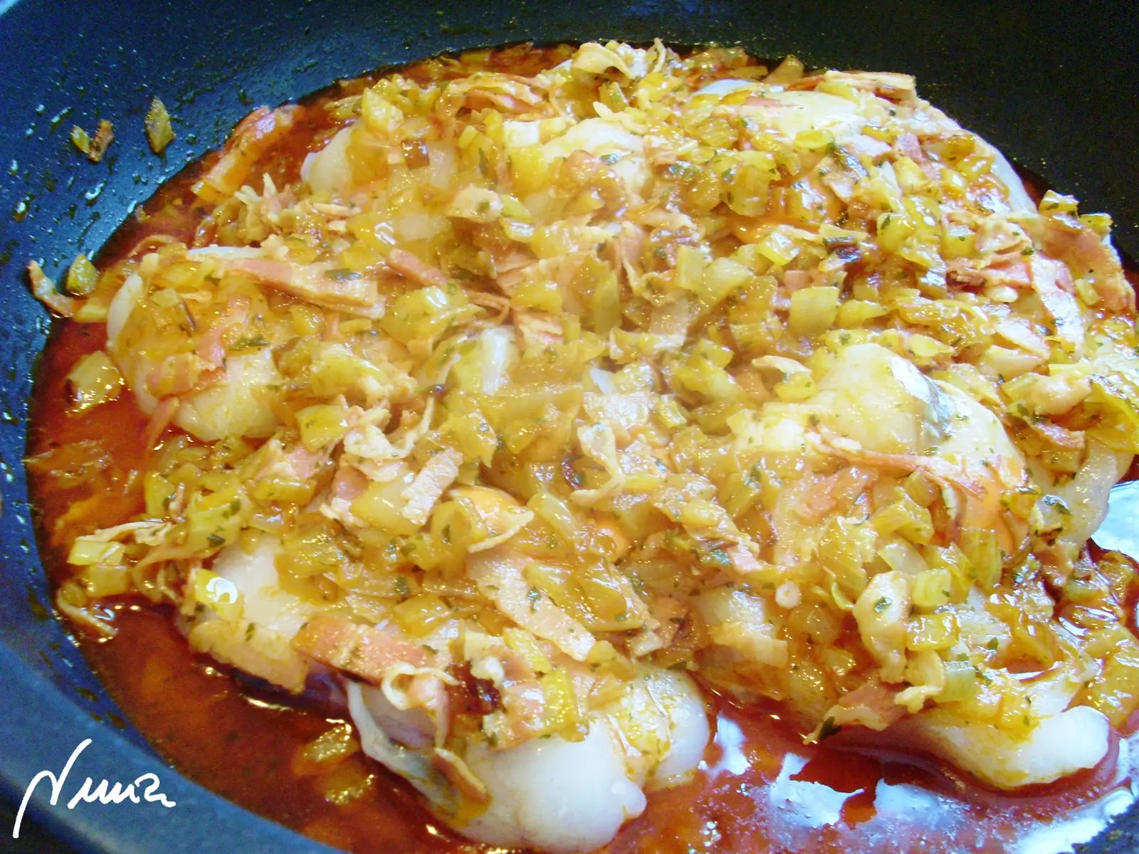 Medallones de rape con vieiras, paso 7: Cubrí con el resto del sofrito: