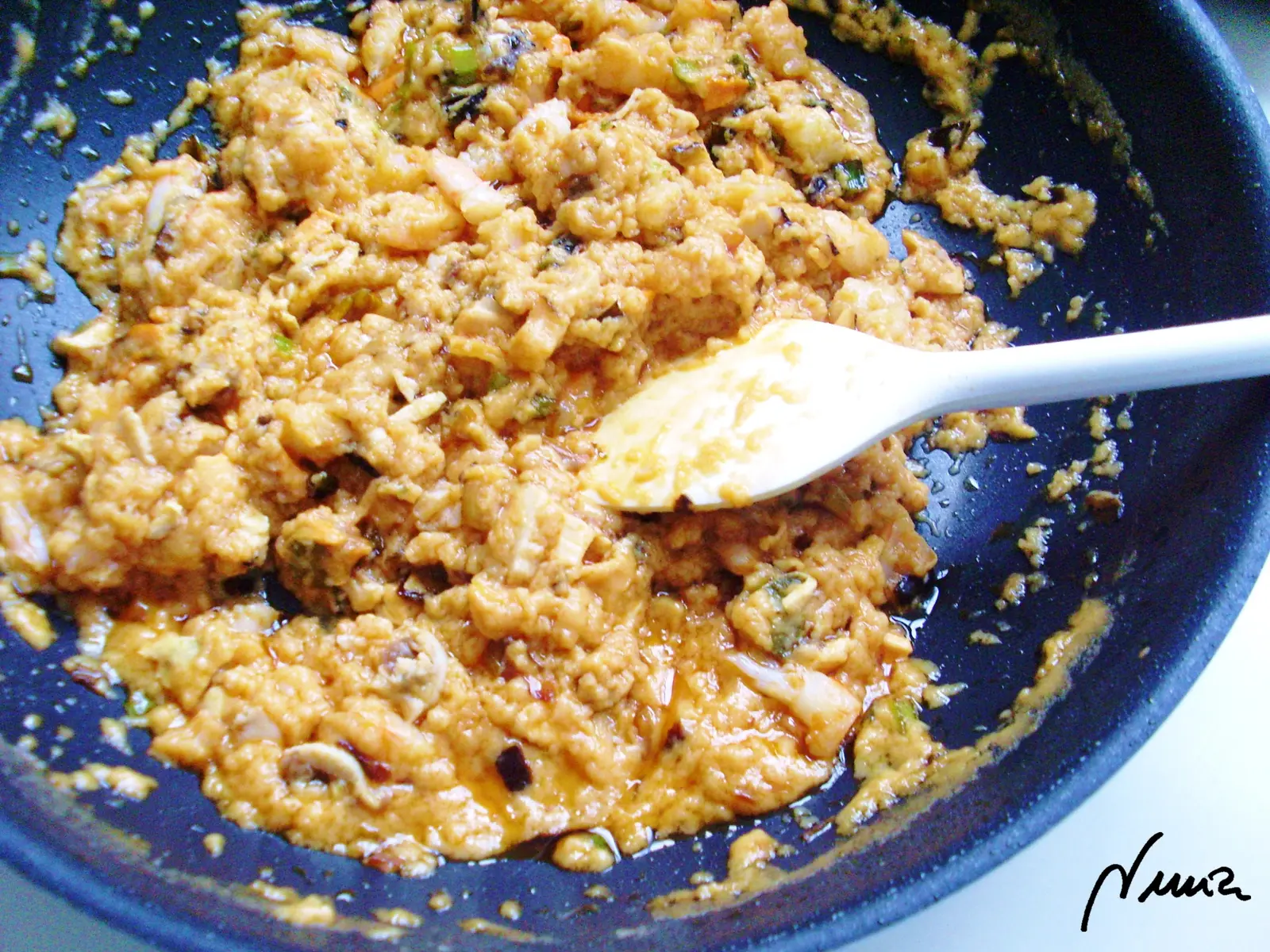 Empanadillas crujientes con gambas y mejillones, paso 8: Cuando empiece a espesar la bechamel, añadir las gambas y mejillones troceados, sin…