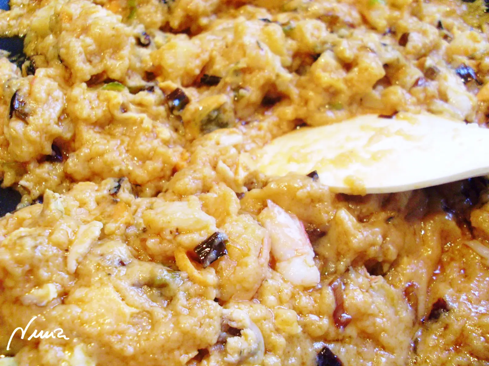 Empanadillas crujientes con gambas y mejillones, paso 8: Cuando empiece a espesar la bechamel, añadir las gambas y mejillones troceados, sin…