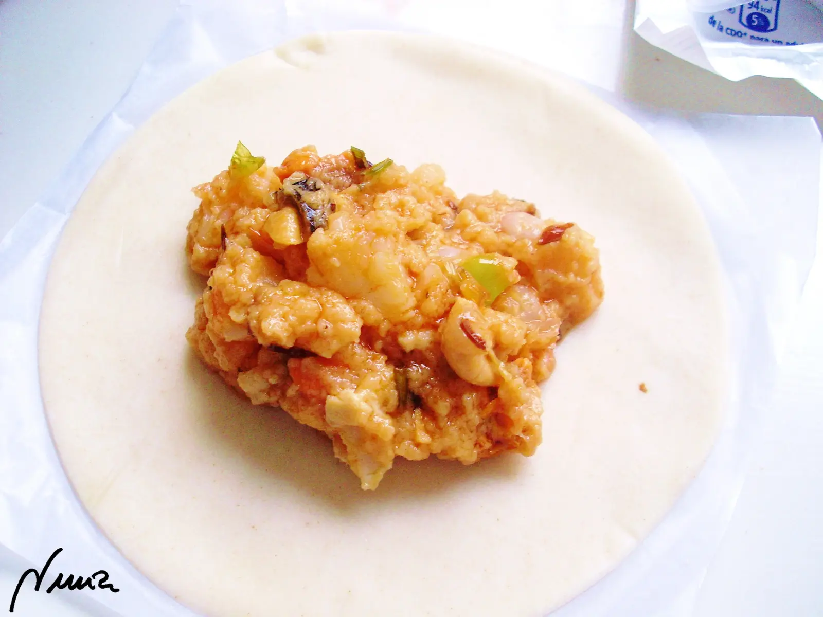 Empanadillas crujientes con gambas y mejillones, paso 9: Colocar las obleas sobre la mesa y colocar un poco de bechamel-gambas-mejillones en el…