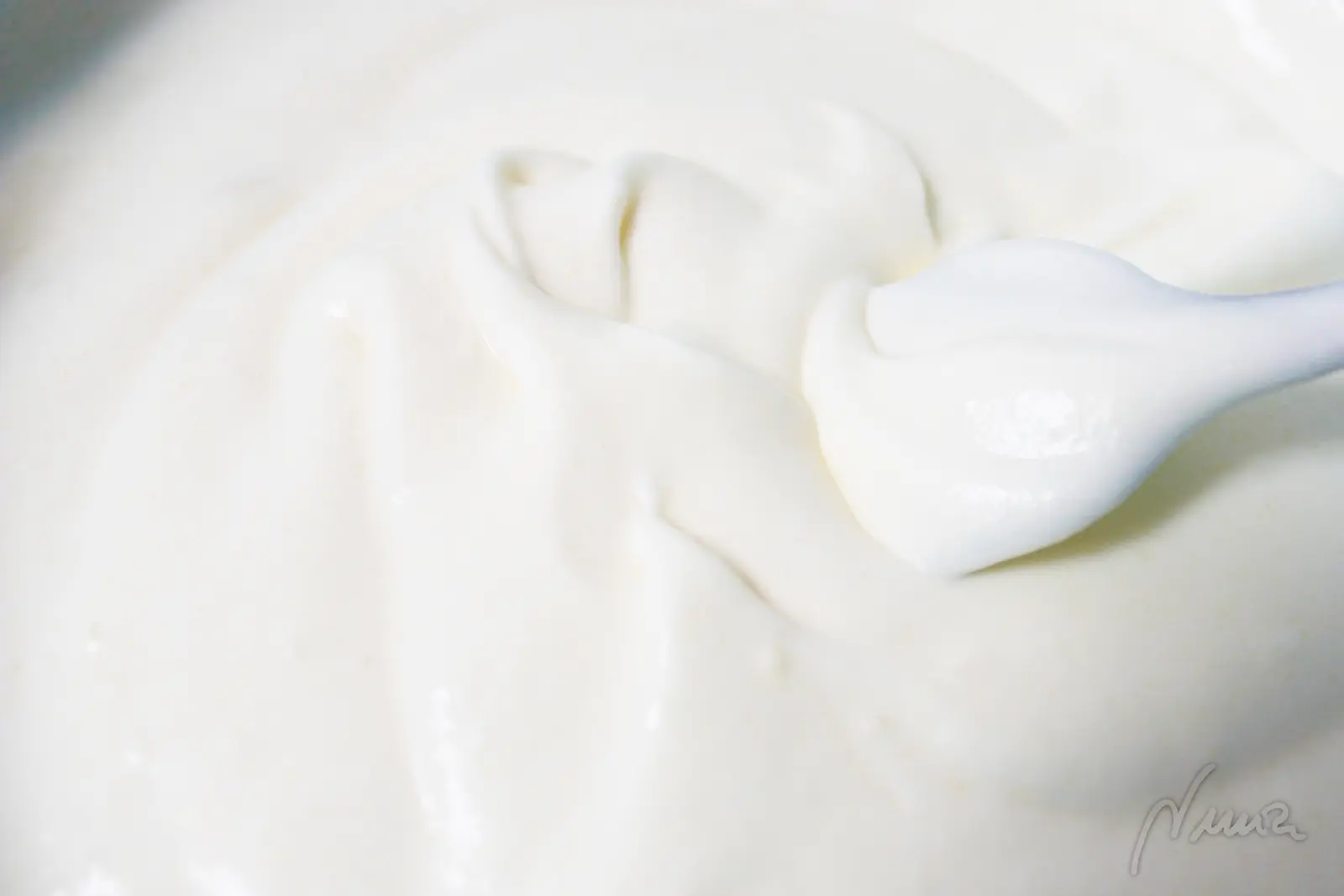 Tiramisú, paso 9: Añadir a la mezcla de mascarpone con yemas, las claras a punto de nieve mezclando con…